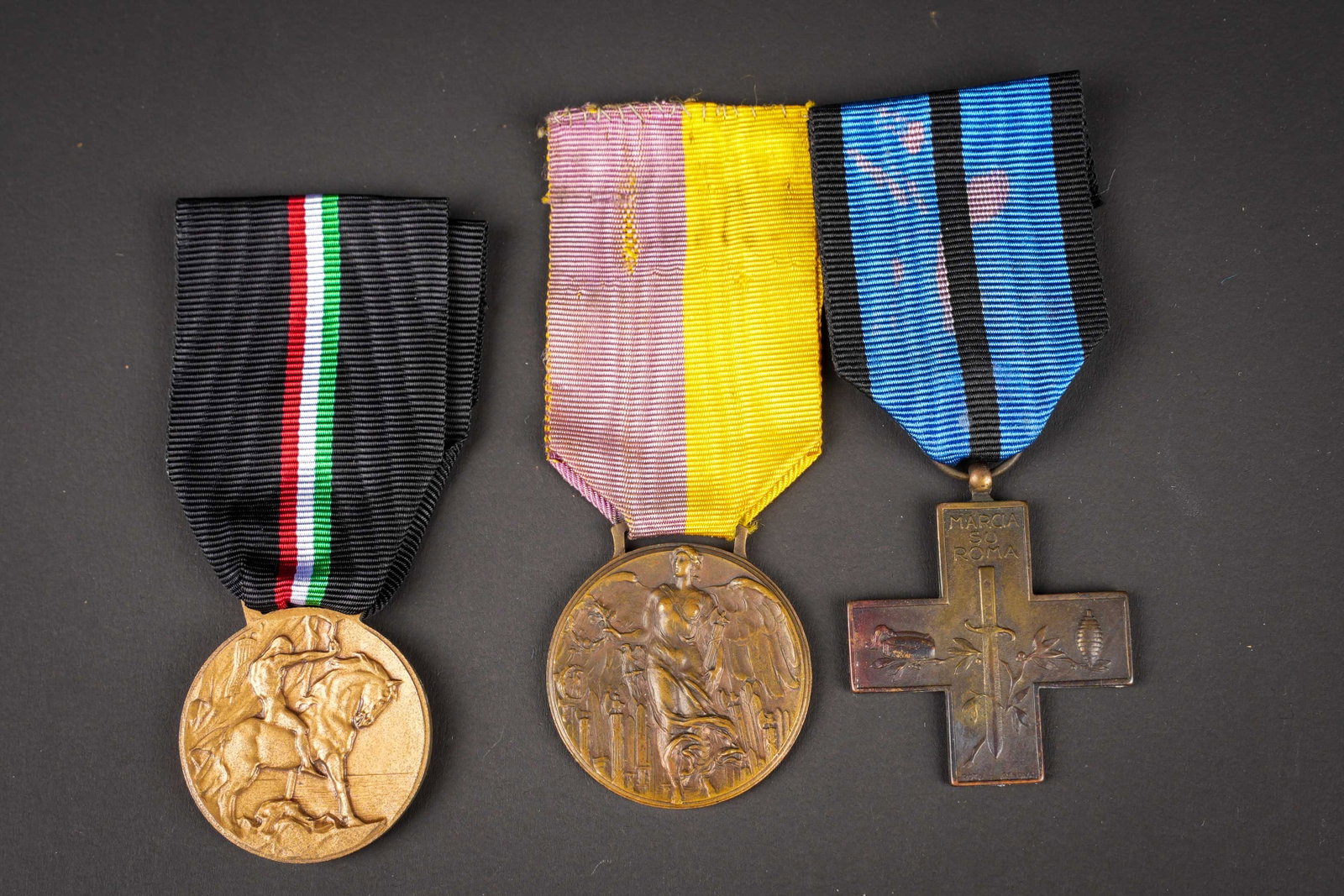 Medailles italienne. Italian Medals: Lot de 3 medailles comprenant medaille nominative de la marche sur Rome a Ettore Mugnaini, une croix de campagne fasciste de 1920 1922 et une medaille commemorative de compagne fasciste. A noter une c