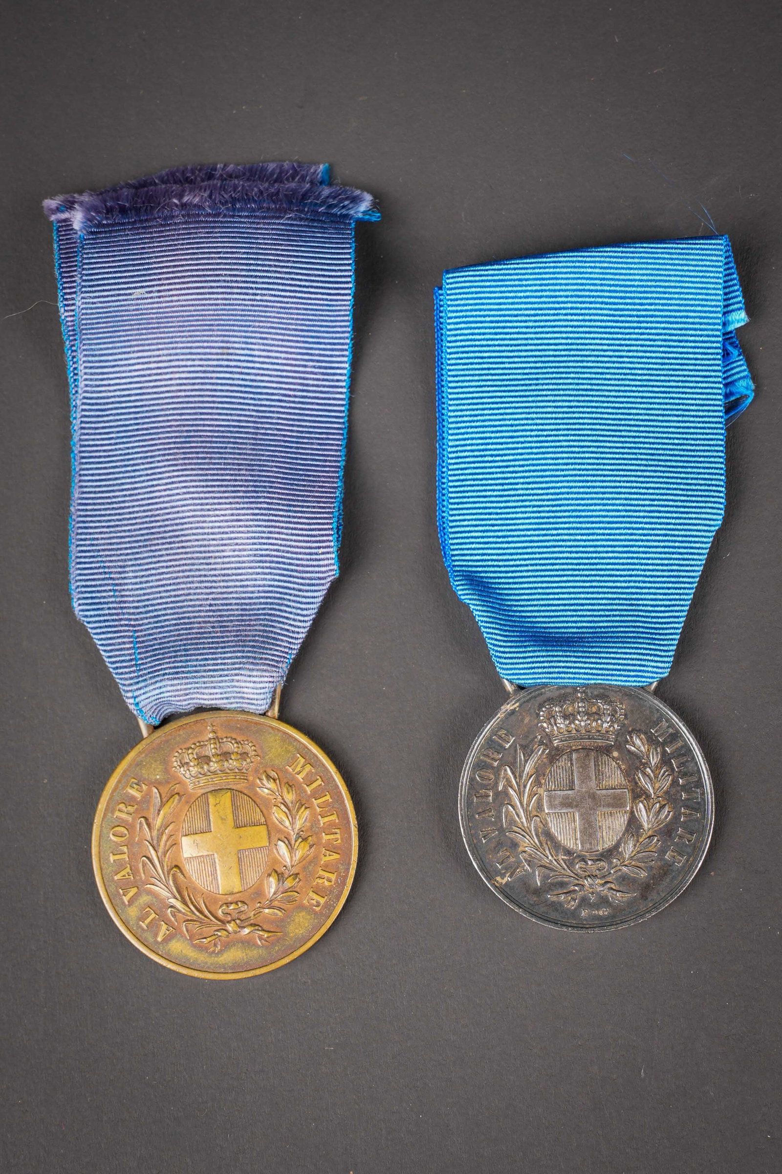 Medailles pour la Valeur Militaire. Medals for Military Valour.: Lot de deux medailles pour la Valeur Militaire, une de bronze et une d?argent, toutes deux non nominatives mais avec leurs rubans. A noter une certaine usure et patine des pieces. Etat II+. Lot of two