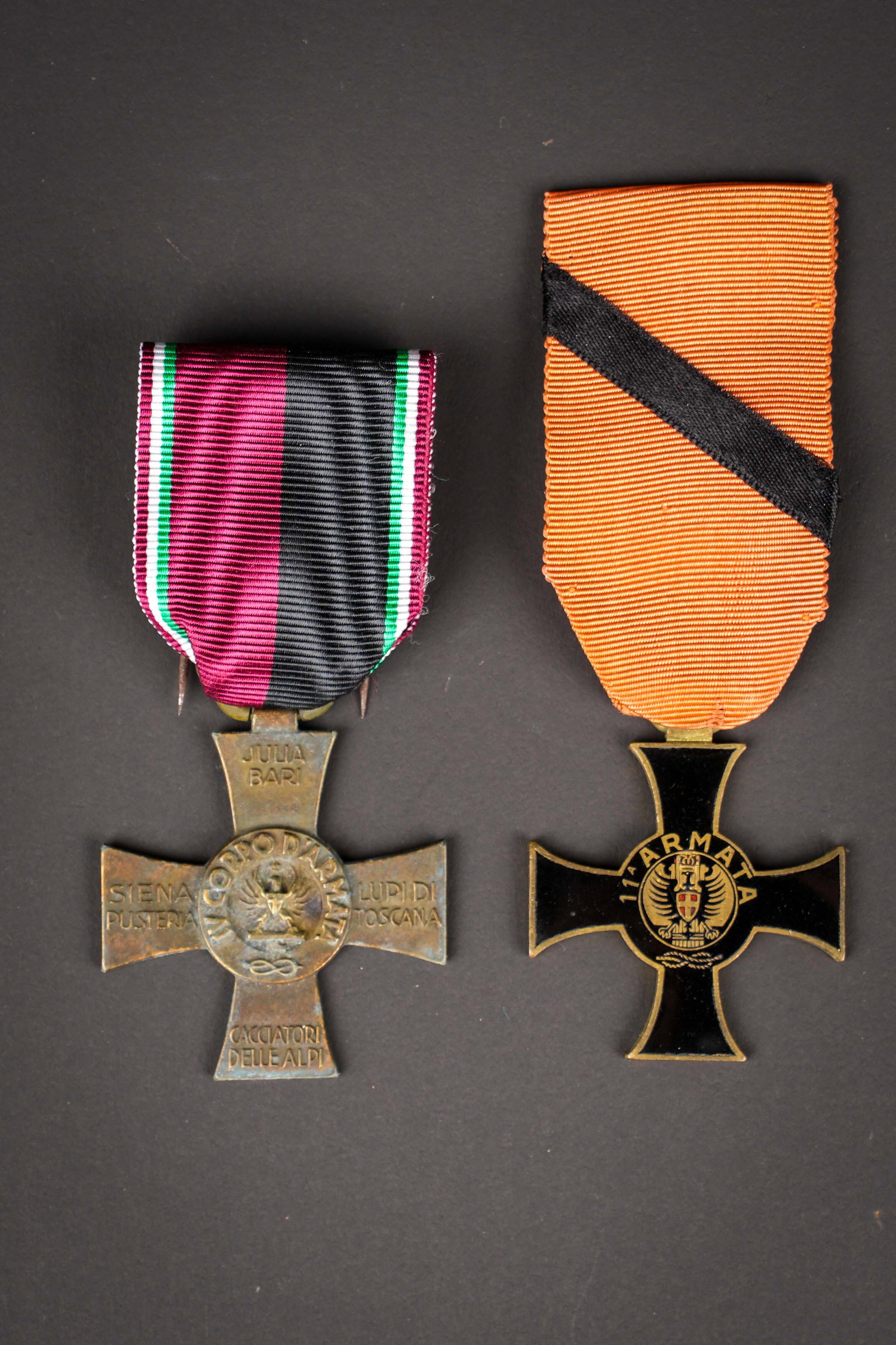 Medailles italienne. Italian Medals: Lot de deux croix avec leurs rubans, une pour la campagne d?Albanie pour la XIeme armee, et l?autre pour le 4eme corps d?armee sur le front greco-albanais. Toutes deux avec leurs rubans. A noter une c