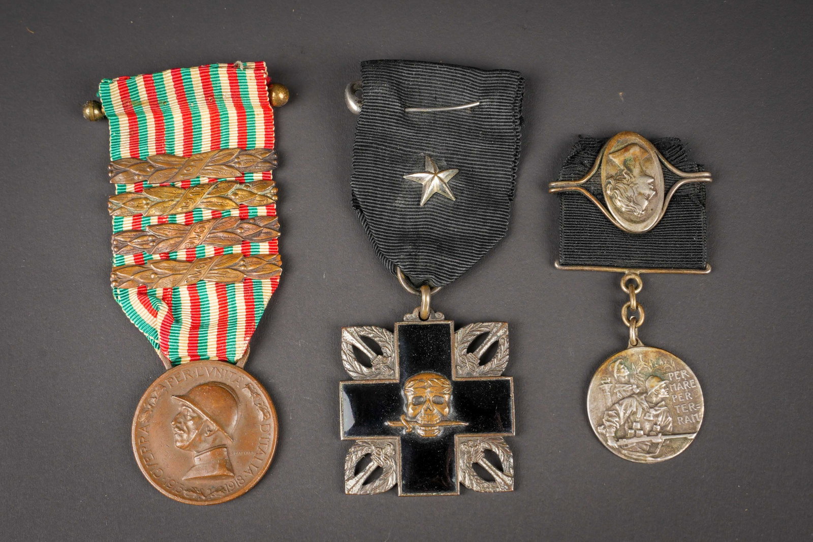 Medailles italiennes WWI. Italian WWI medals.: Lot de 3 medailles italiennes de la premiere guerre mondiale comprenant une croix emaillee de Arditi de fabrication des annees trente, une petite medaille du Xeme regiment de marine et de medaille com