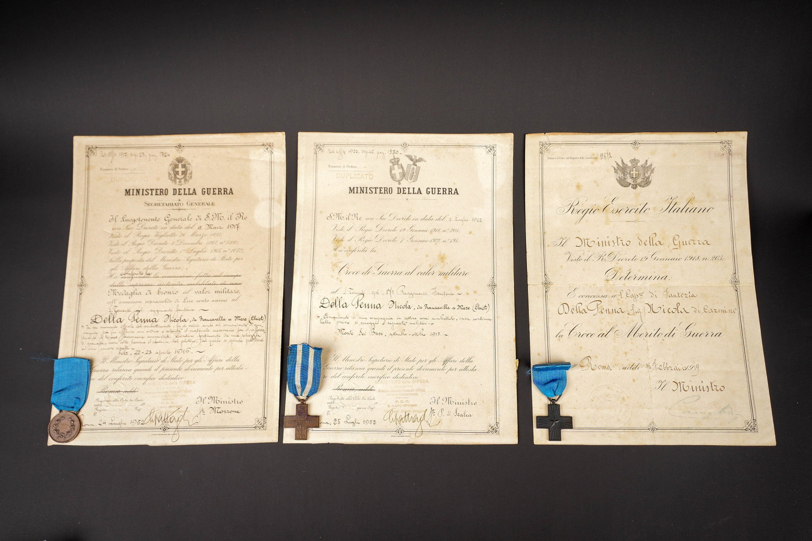 Lot de medailles du sous-lieutenant Nicolas Della Penna. Medal group of Second Lieutenant Nicolas: Lot de medailles du sous-lieutenant Nicolas Della Penna medaille de bronze pour la Valeur Militaire attribuee en avril 1916, 3 diplomes avec leur medaille (Valeur Militaire, croix pour le merite de gu