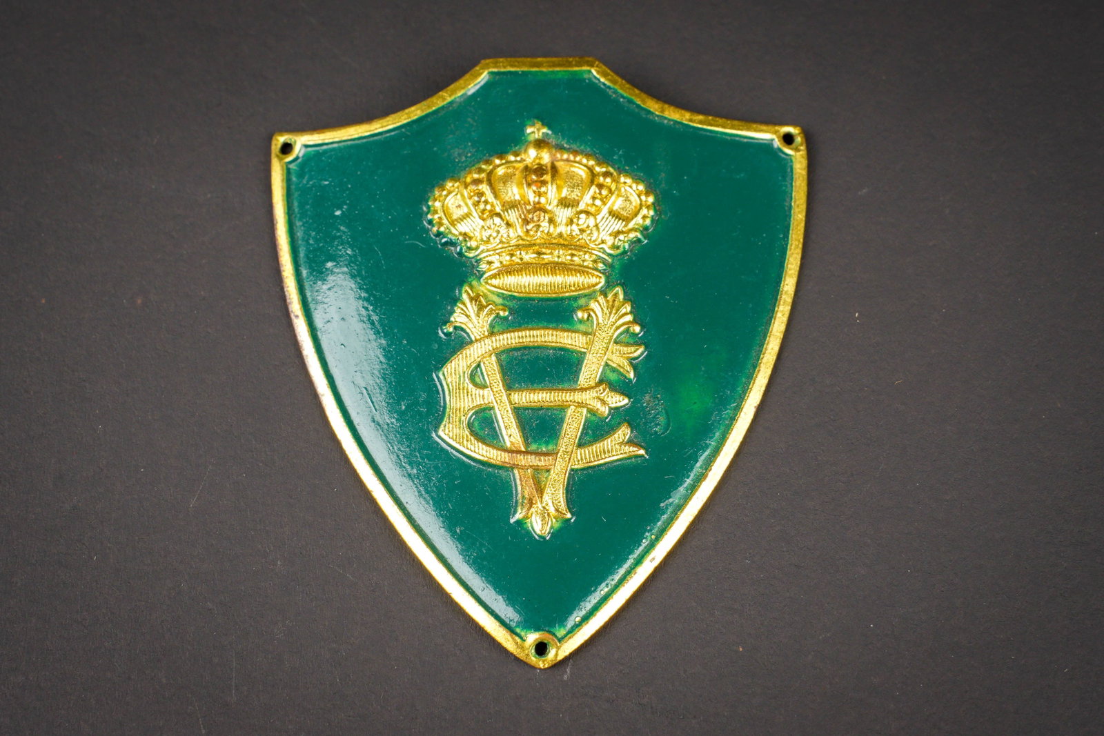 Insigne des gardes de la Maison de Savoie. Insignia of the Guards of the House of Savoy.: Insigne de la Maison de Savoie. EN metal. Bordure et insigne de couleur or. Partie centrale en metal emaille vert. Sans marquages fabricant. A noter une certaine usure et patine de la piece. Etat II+.