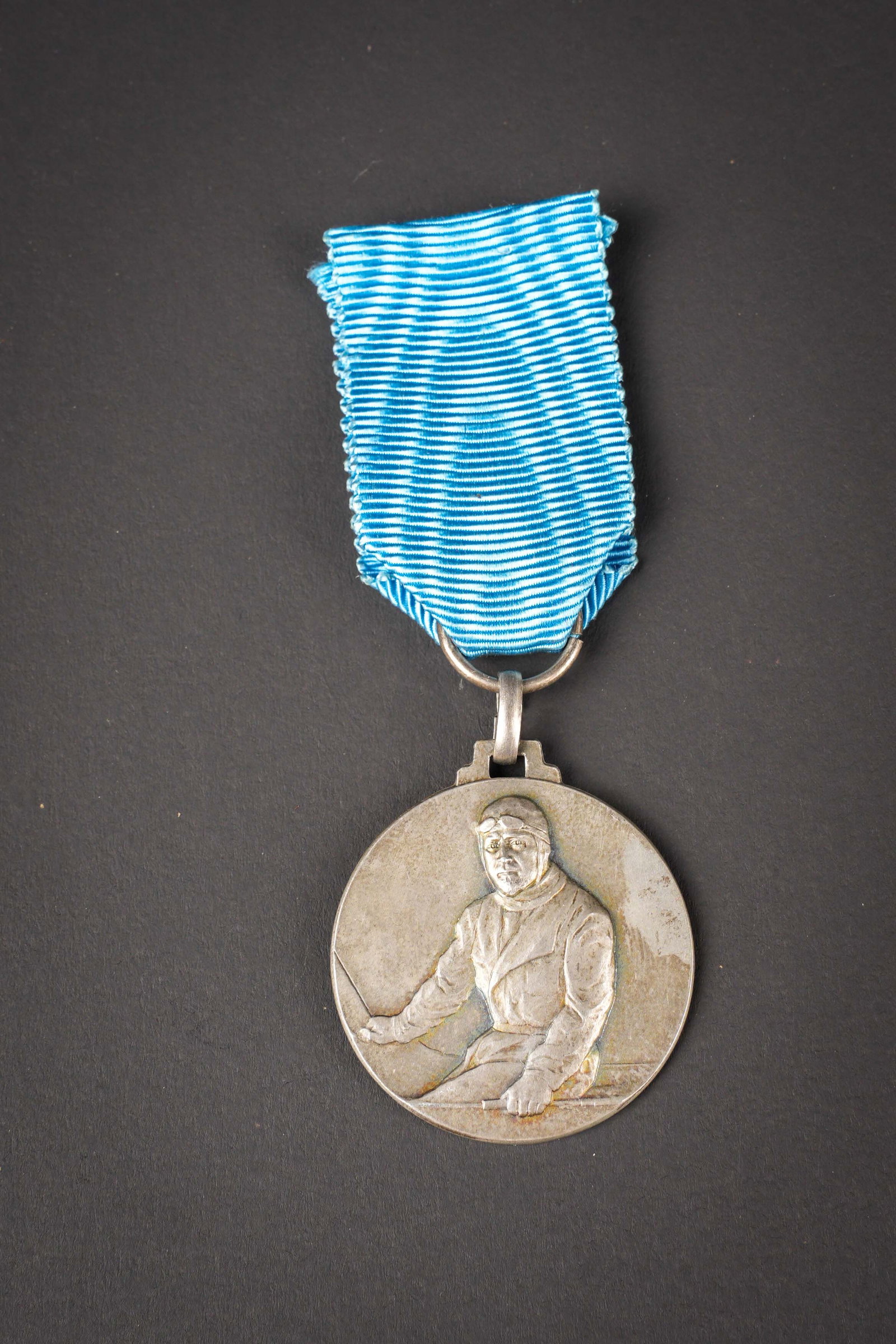 Medaille CROCIERA AEREA DEL DECENNALE. CROCIERA AEREA DEL DECENNALE medal.: Medaille CROCIERA AEREA DEL DECENNALE. En bronze avec finition argente. Ruban complet. La Medaille de la Croisiere Aerienne de la Decennie Rome-New York est une piece commemorant l exploit aeronautiqu