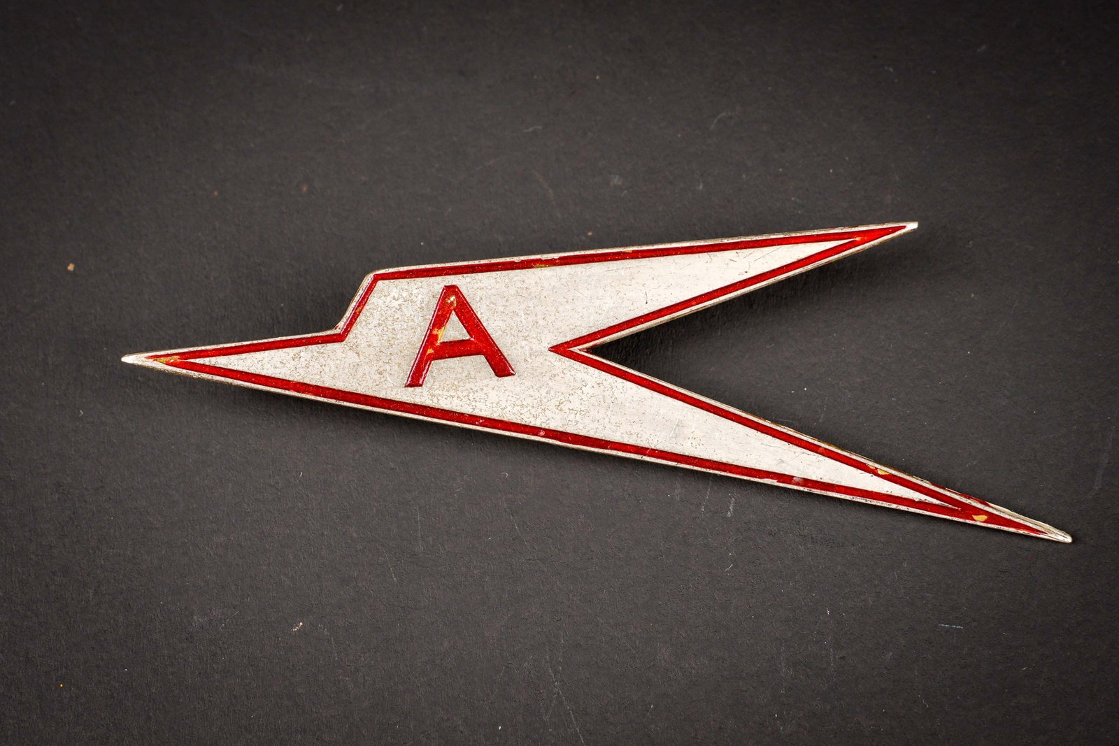 Insigne ALIANTISTA REGIA AERONAUTICA. ALIANTISTA REGIA AERONAUTICA insignia.: Insigne ALIANTISTA REGIA AERONAUTICA. En metal. Bordure de couleur rouge, ainsi que la lettre A. Attache complete. Fabrication Lorioli Milano. Cet insigne est le brevet de pilote de planeur (aliantist