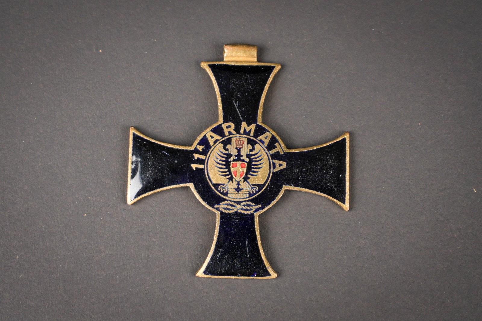 Croix de la 11a ARMATA. Cross of the 11a ARMATA.: Croix de la 11a Armata. En metal emaille noir. Bien marquee 11 a Armata. Ruban absent. Marquages au dos Veemeza E Tenacia 16 November 1940 XIX. La Croix de la 11eme Armee (11? Armata) est une decorati