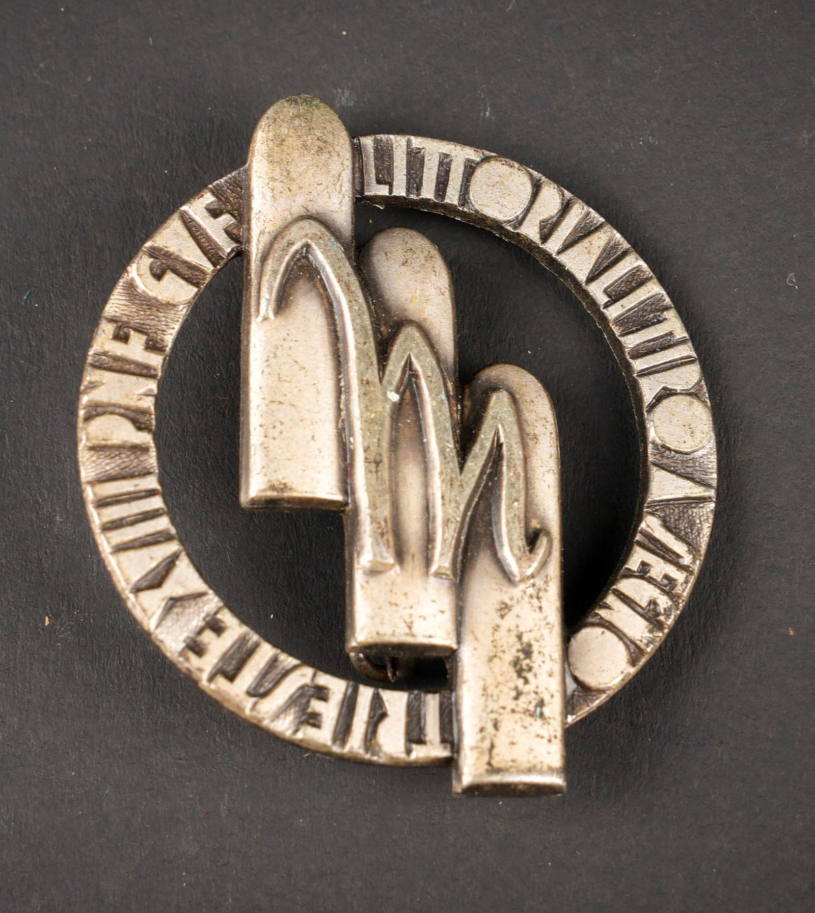 Insigne GUF GRUPPI UNIVERSITARI TRIESTE. GUF GRUPPI UNIVERSITARI TRIESTE insignia.: Insigne GUF GRUPPI UNIVERSITARI TRIESTE. En metal, attache complete, Fabrication Pacani Milano. Les Groupes Universitaires Fascistes regroupaient l elite etudiante. a Trieste, ils etaient particuliere