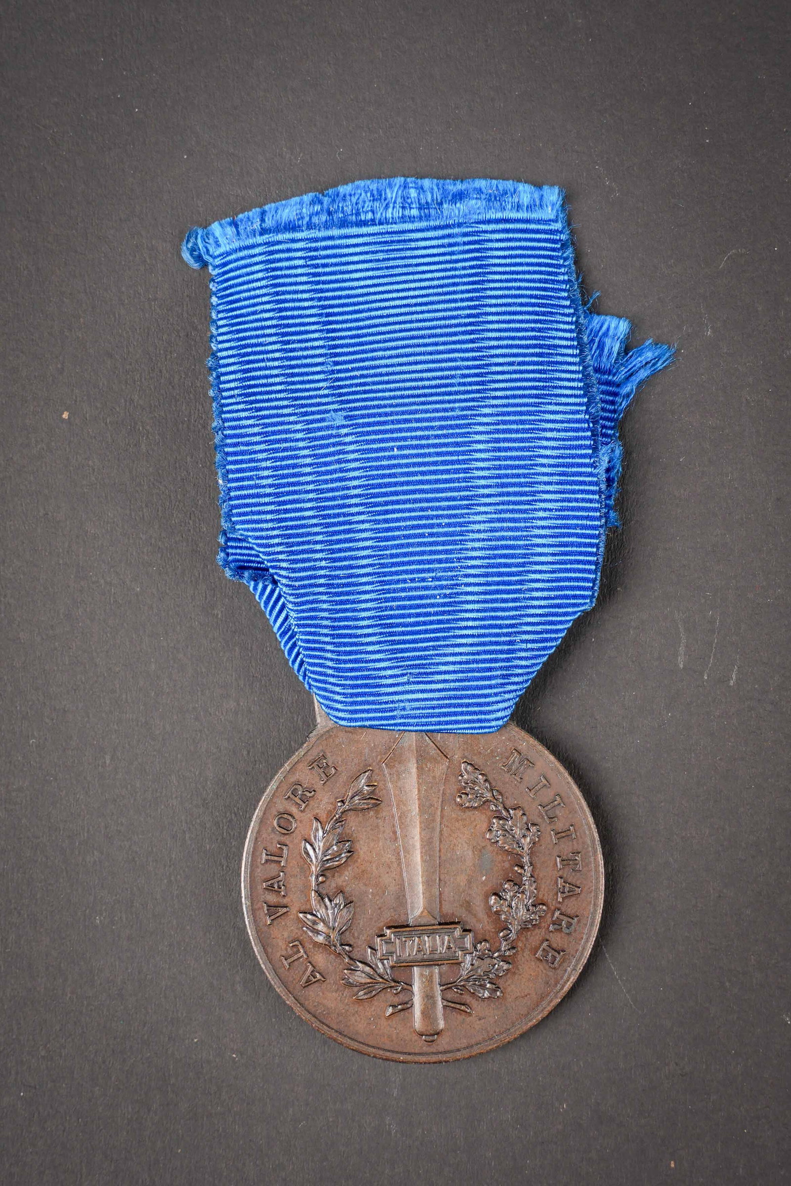 MEDAGLIA VALOR MILITARE RSI REPUBBLICA SOCIALE ITALIANA 1943.1945. VALOR MILITARE RSI REPUBBLICA: MEDAGLIA VALOR MILITARE RSI REPUBBLICA SOCIALE ITALIANA 1943.1945. Modele bronze, ruban complet. A noter une certaine usure et patine de la piece. Etat II+. VALOR MILITARE RSI REPUBBLICA SOCIALE ITALI