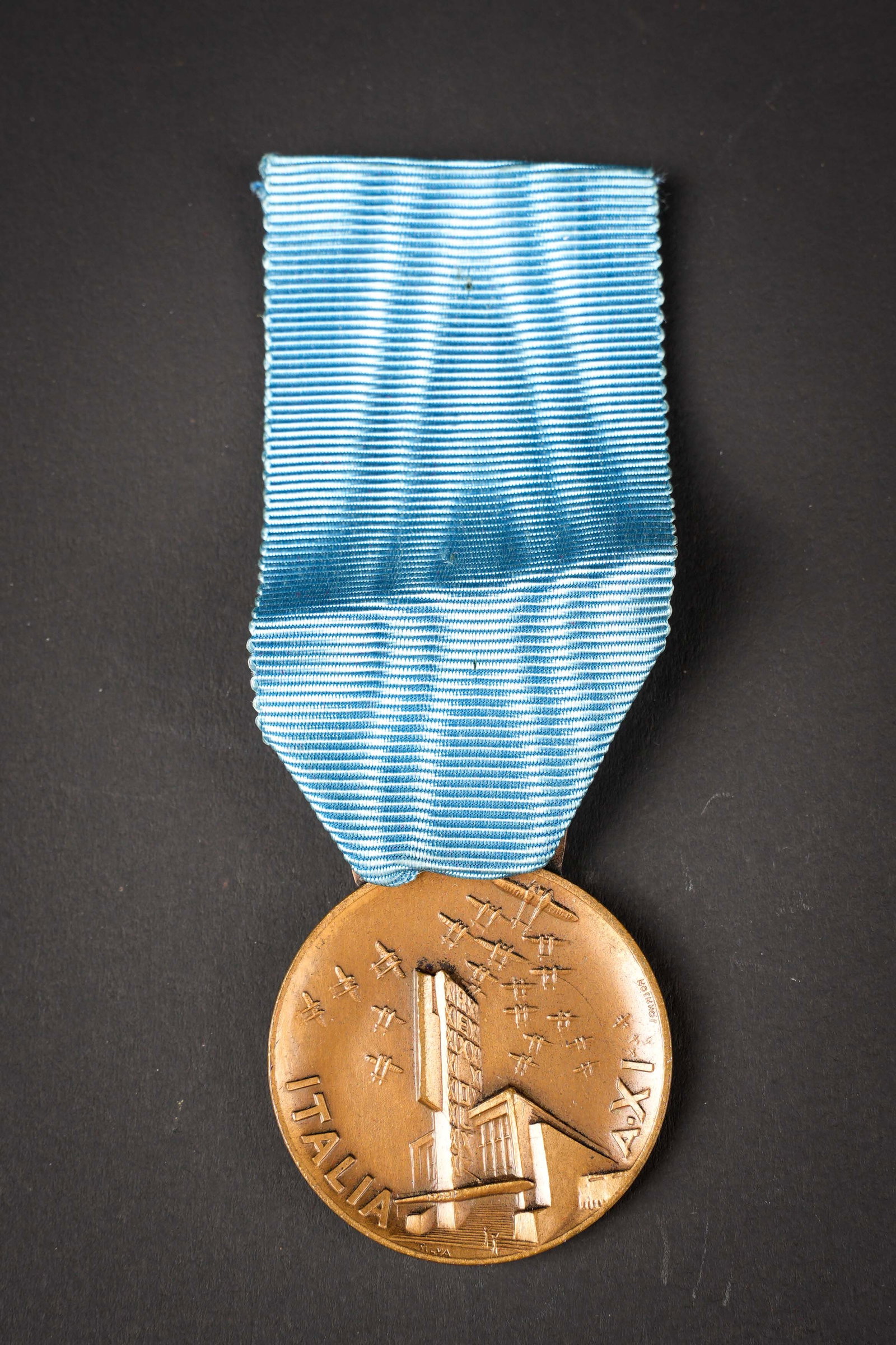 MEDAGLIA ESPOSIZIONE AERONAUTICA CHICAGO ITALIA 1933.: MEDAGLIA ESPOSIZIONE AERONAUTICA CHICAGO ITALIA 1933. En bronze. Beaux decors en relief. Ruban present. Cette medaille honore l exploit de la Regia Aeronautica qui, pour feter son 10eme anniversaire, 