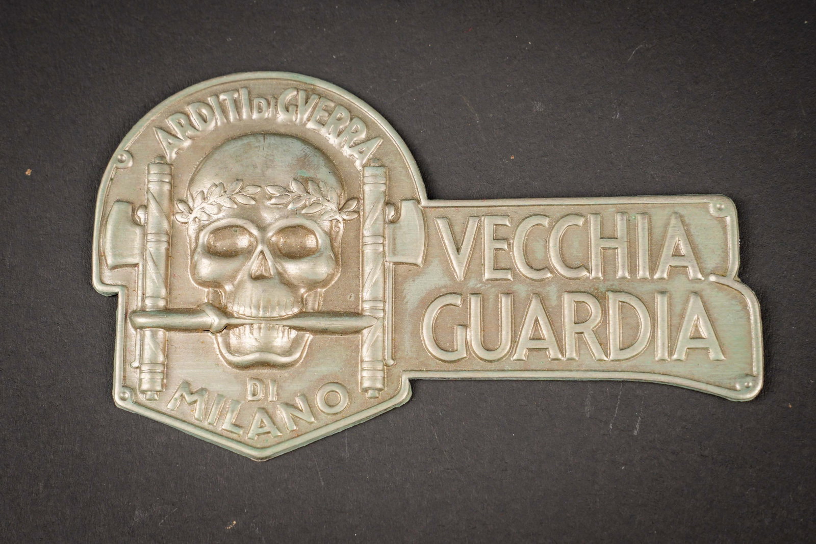 DISTINTIVO ARDITI DI GUERRA DI MILANO VECCHIA GUARDIA. (1 of 2)