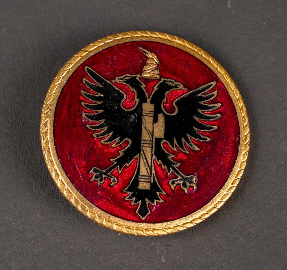 DISTINTIVO MILIZIA ALBANESE CC.NN. MVSN.: DISTINTIVO MILIZIA ALBANESE CC.NN. MVSN. En metal emaille. Attache complete. Sans marquage fabricant visible. Fondee en avril 1939 sous le nom de Milicia Fashiste Shqiptare (Milice Fasciste Albanaise)