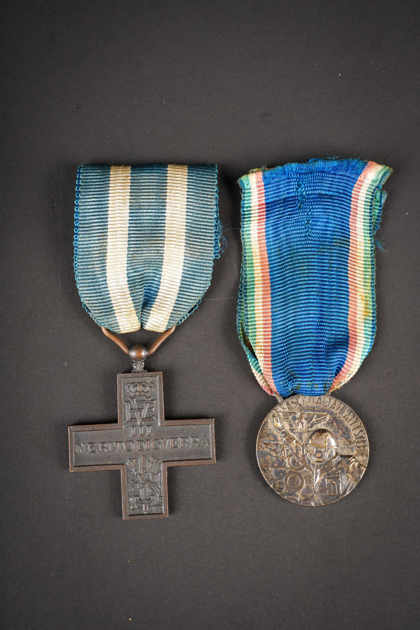 Medaille italienne. Italian medal.: Medailles italienne. Comprenant une medaille du merite militaire, couleur bronze, ruban complet avec ses attaches. Une medaille Fasci Italiani Allestero, complete avec ruban. A noter une certaine usur