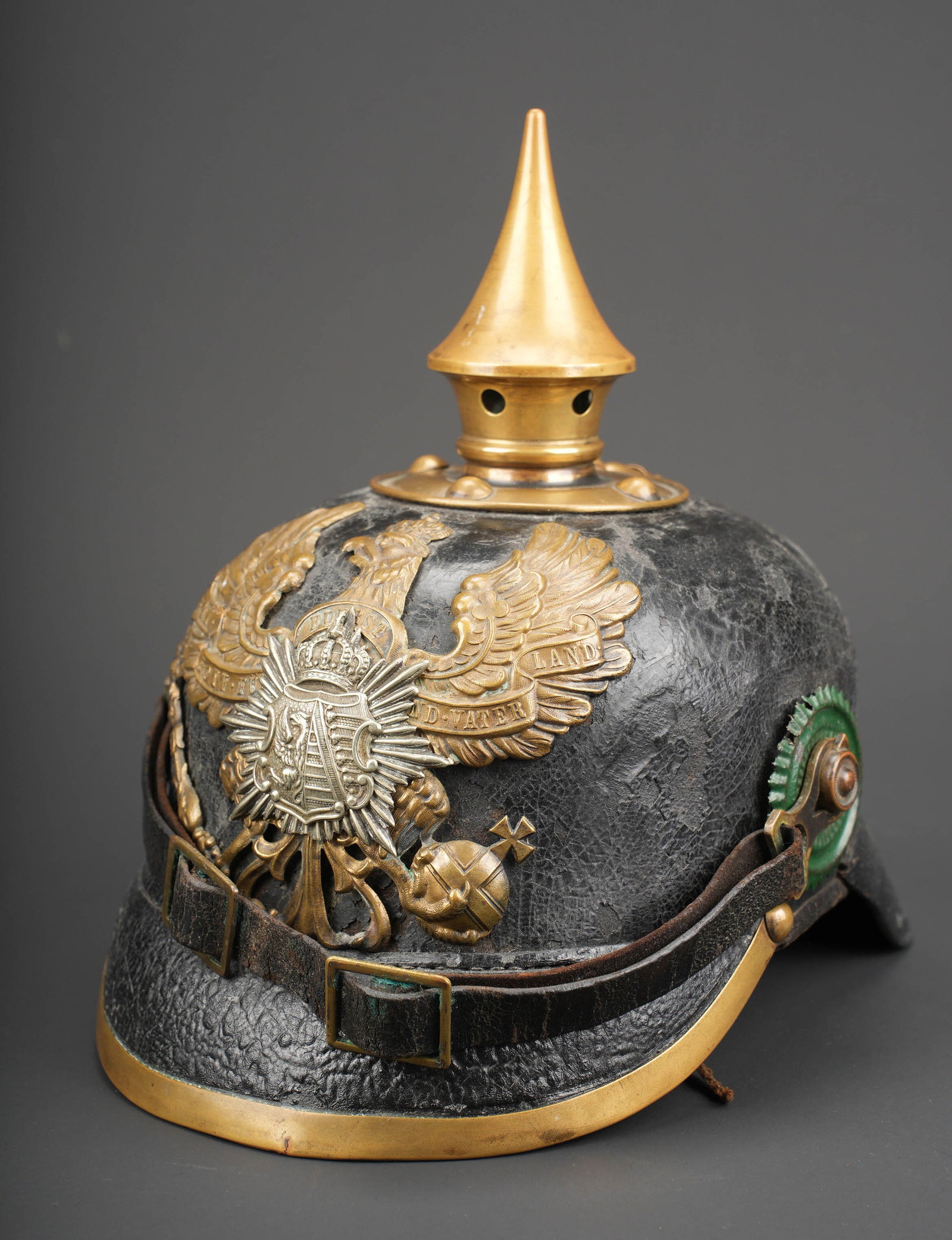 Casque a pointe M1895 du JR93 de Anhalt. M1895 spiked helmet of JR93 of Anhalt.: Casque a pointe M1895 du JR93 de Anhalt. Bombe en cuir noirci, toutes garnitures laiton. Bien marquee a l interieur a la peinture blanche A.J.R.93 1898 I.B. 1.C. comme il se doit pour ce regiment, et 