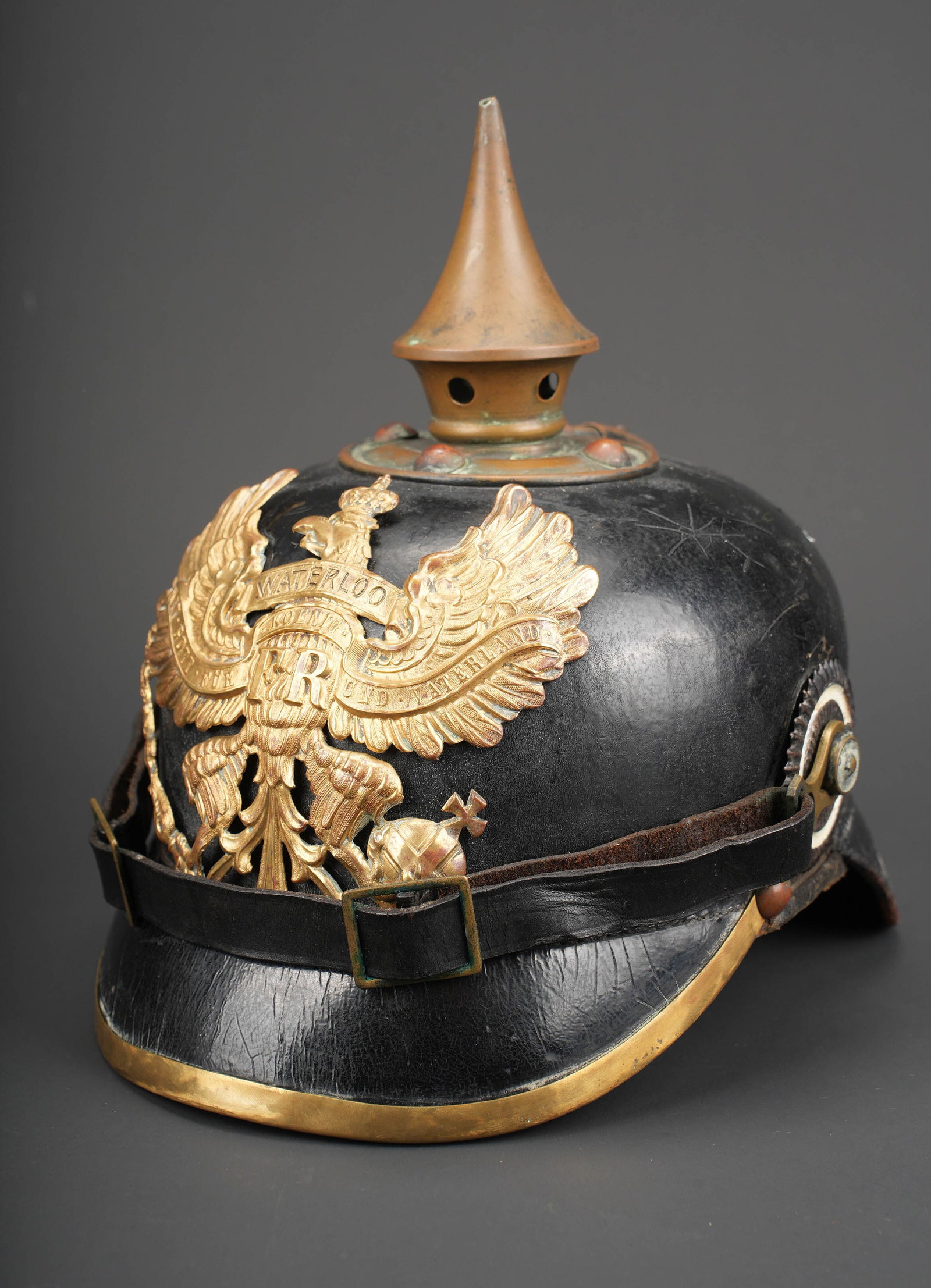 Casque a pointe M1895 du JR74 de Hanovre. M1895 spiked helmet of JR74 of Hanover.: Casque a pointe M1895 du JR74 de Hanovre. Bombe en cuir noirci, bien marquee sur la nuquiere JR74 1900. Quelques sautes de vernis sur la bombe. Toutes garnitures laiton. Plaque a l aigle avec banderol