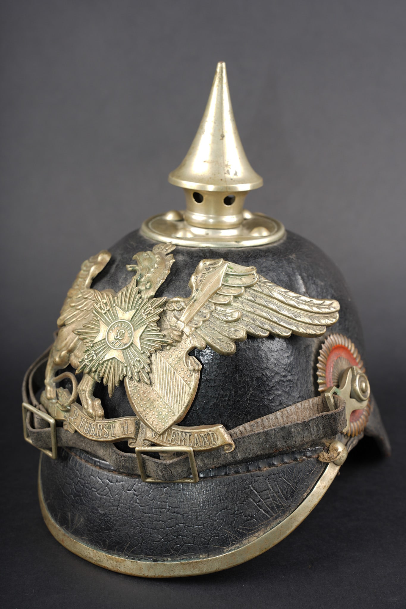 Casque de sous officier du Leib Grenadier Regiment 109 Badois. Helmet of a Bavarian Leib Grenadier: Casque de sous officier du Leib Grenadier Regiment 109 Badois. Casque M1891 en cuir noirci, non reperce mais trous un peu larges. Toutes garnitures maillechort. Plaque au griffon badois avec etoile de