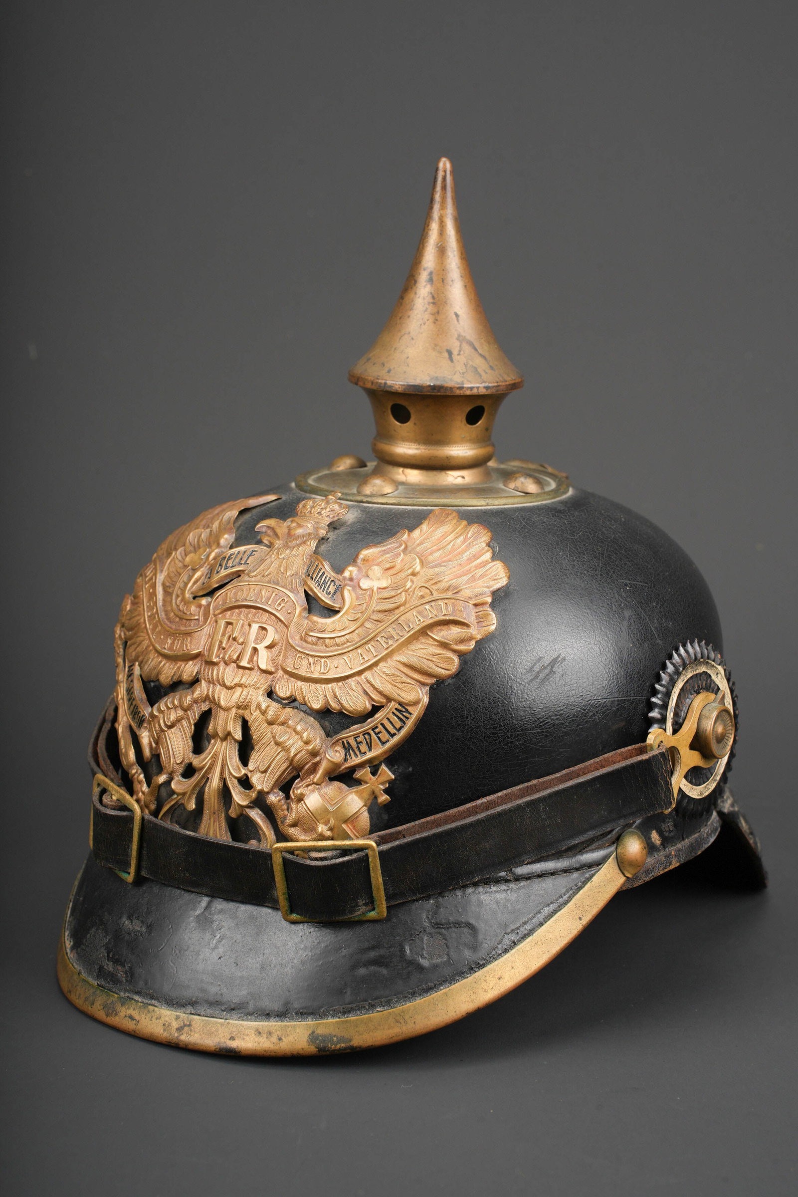 Casque a pointe M1895 du JR88 de Nassau. M1895 spiked helmet of JR88 of Nassau.: Casque a pointe M1895 du JR88 de Nassau. Bombe en cuir noirci en bel etat. Marquage d un fabricant de Berlin dans la bombe, ainsi qu un autre petit marquage a dechiffrer. Toutes garnitures laiton. Pla
