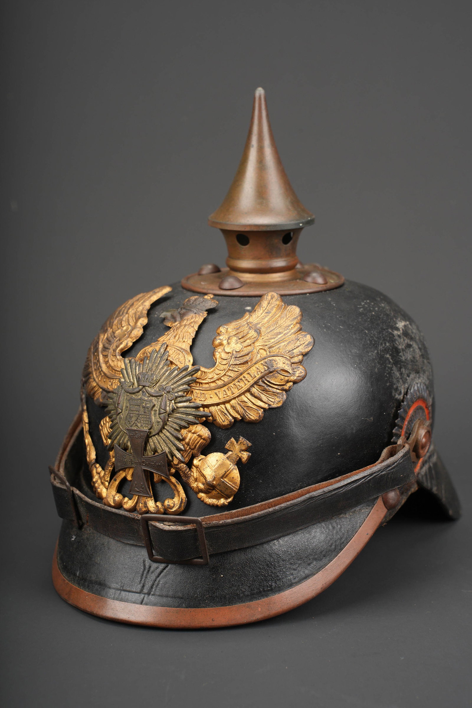 Casque a pointe M1895 d un Reservist Oldenburg JR91. M1895 spiked helmet of an Oldenburg reservist: Casque a pointe M1895 d un Reservist Oldenburg JR91 RJR79. Tres beau casque intouche d un reserviste du RJR79. Bombe en cuir noirci, en bon etat, non repercee. Plaque a l aigle prussien, beaux restes 