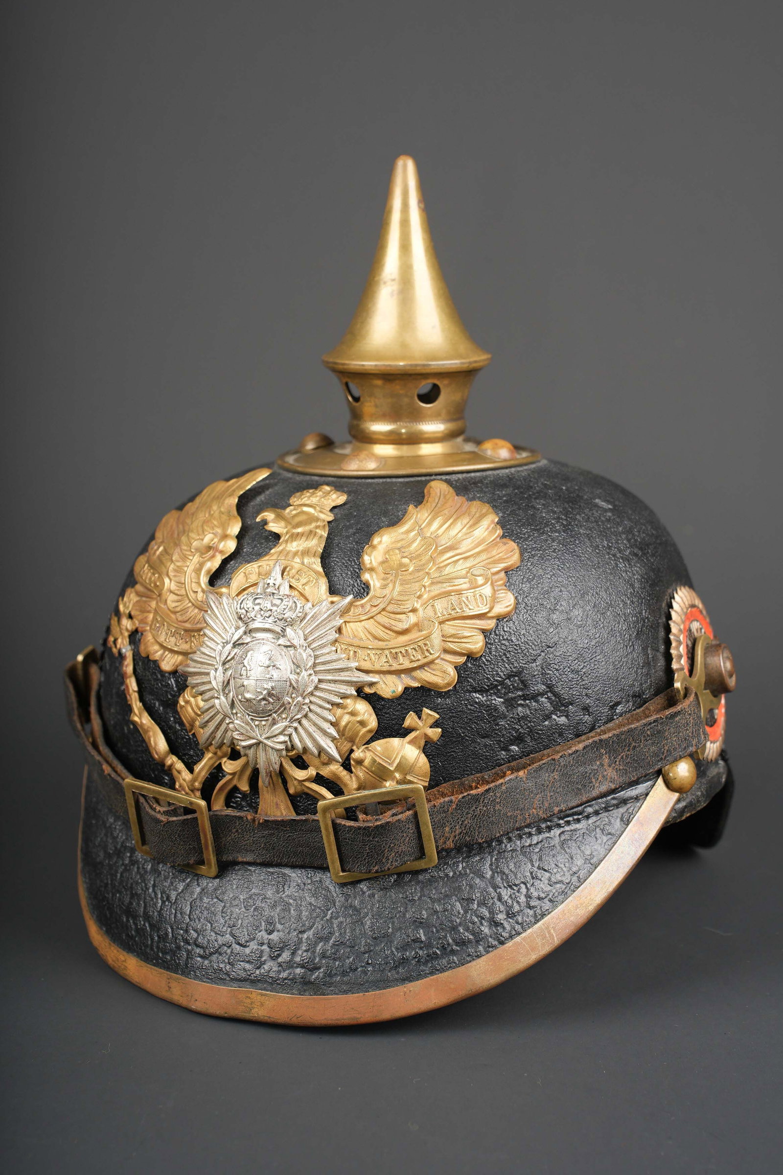 Casque a pointe M1895 du IIe Bataillon du JR96 de Reuss. M1895 spiked helmet of the Reuss Battalion: Casque a pointe M1895 du IIe Bataillon du JR96 de Reuss. Belle bombe noirci, aspect granuleux. Toutes garnitures laiton. Bonne plaque a l aigle banderole Fuerst, pontets soudes d origine, avec centre 
