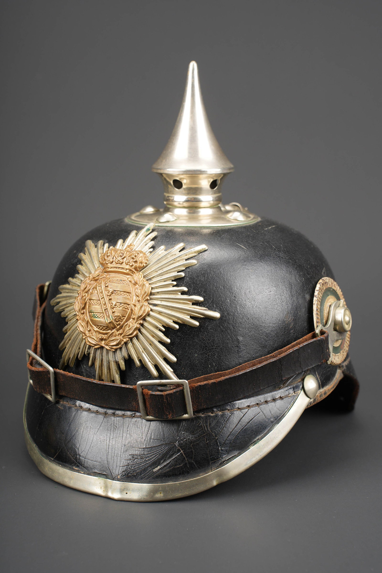 Casque a pointe M1895 du 100e Grenadier Saxon. M1895 spiked helmet of the 100th Saxon Grenadier: Casque a pointe M1895 du 100e Grenadier Saxon. Beau casque du LGR100, bombe en cuir noirci, non repercee et en bel etat. Nuquiere bien marquee 100R. Toutes garnitures maillechort. Plaque saxonne aux c