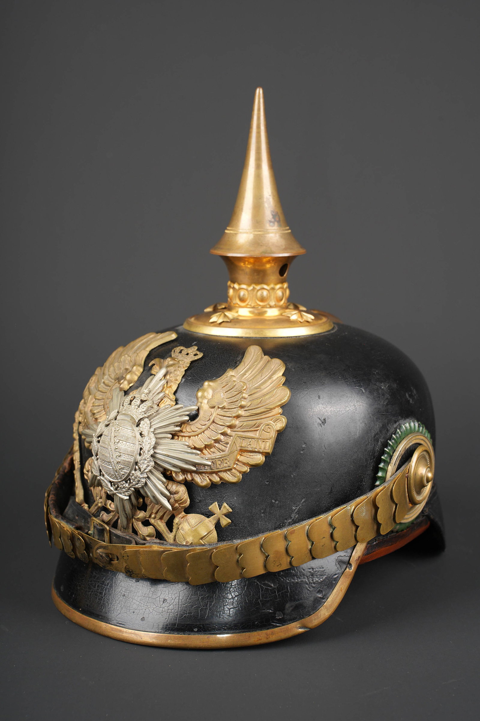 Casque du 94eme regiment d?infanterie du grand-duche de Saxe Weimar Eisenach modele 1871 99 d: Casque du 94eme regiment d infanterie du grand duche de Saxe Weimar Eisenach modele 1871 99 d officier. La bombe de ce casque est en tres bel etat et la visiere est doublee a l interieur d un fin reco
