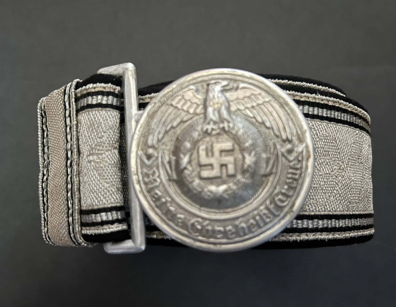 ALLEMAGNE 1933 - 1945 REPRODUCTION. Germany 1933 1945 reproduction: Reproduction de ceinturon de grande tenue pour officier SS brode en fil d aluminium double en drap noir boucle d officier en aluminium avec marquages. Reproduction full dress belt for SS officer embro