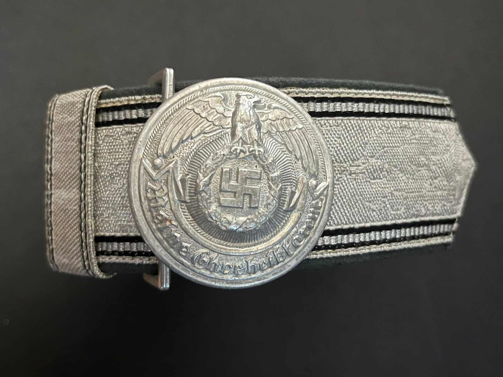 ALLEMAGNE 1933 - 1945 REPRODUCTION. Germany 1933 1945 reproduction: Reproduction de ceinturon de grande tenue pour officier SS brode en fil d aluminium double en toile grise boucle d officier en aluminium avec marquages. Reproduction full dress belt for SS officer emb