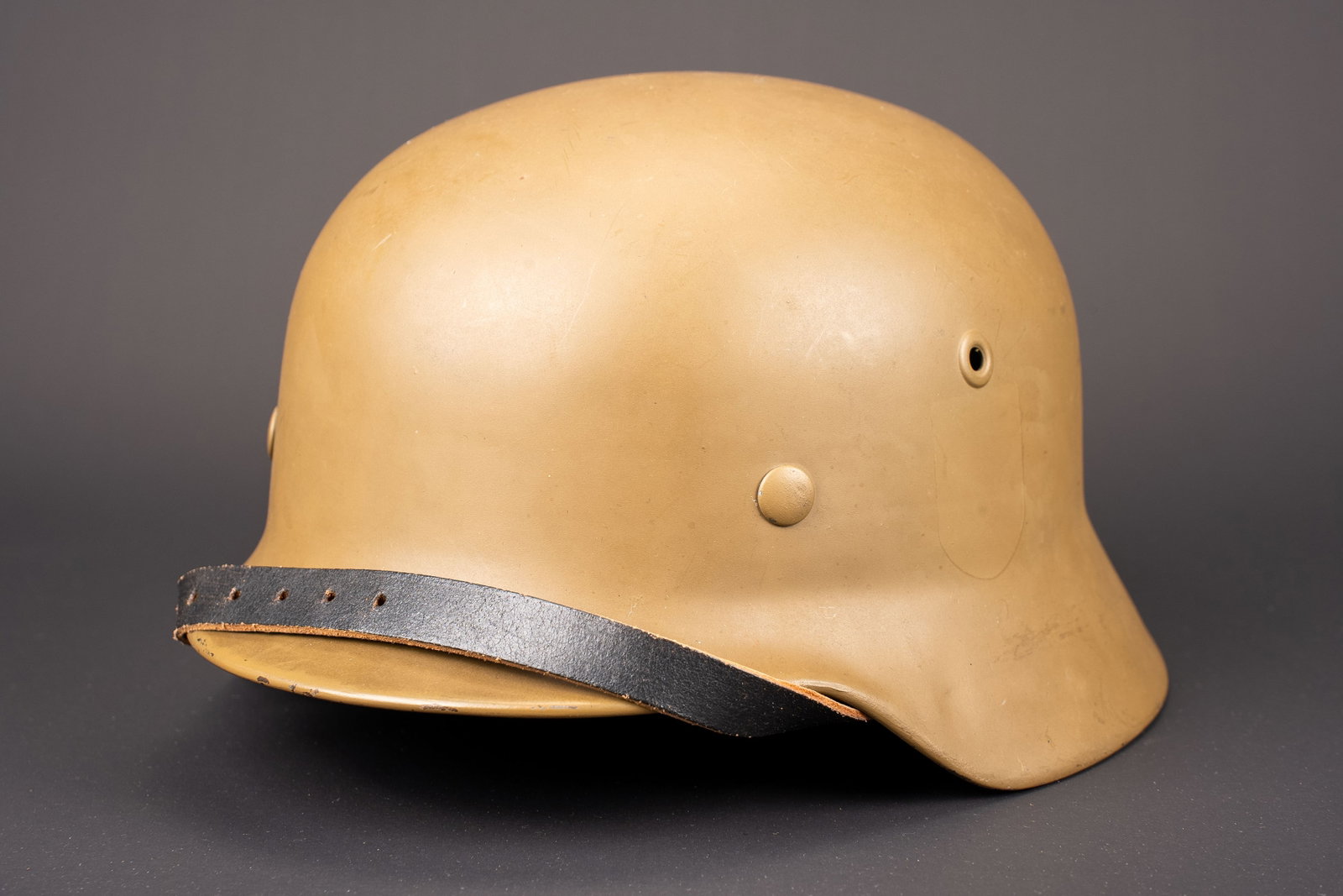 Reproduction de casque allemand. Reproduction German helmet.: Reproduction de casque allemand. Modele M-40, fabrication NS 66, numero DN64. Coiffe en cuir complete. Cordon de serrage posterieur. Taille 58. Peinture jaune sable posterieure. Copie d une jugulaire 
