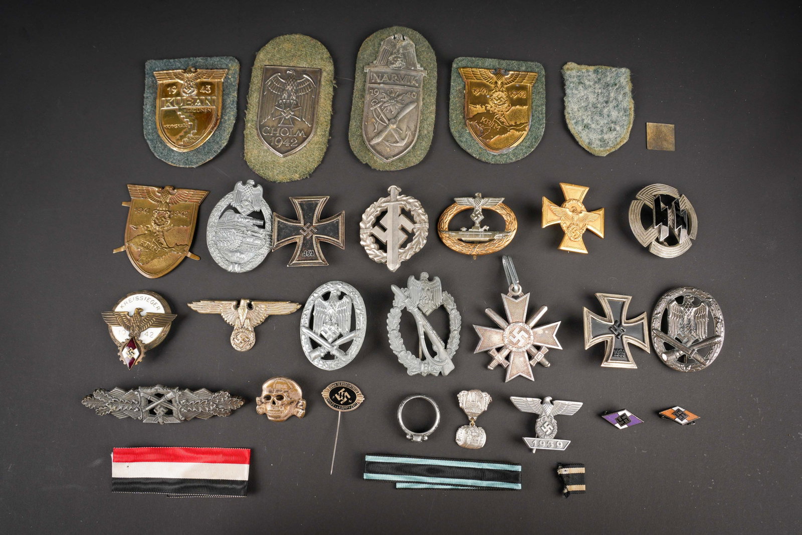 Reproduction d insignes allemand. Reproduction German insignia.: Reproduction d insignes allemand. Comprenant une plaque Krim. Une plaque Narvik, une plaque Cholm. Un insigne Polizei, attache complete. Un aigle de coiffure SS, les attaches sont ressoudees, sans mar