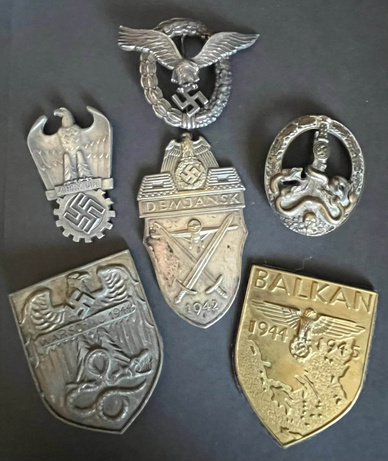 ALLEMAGNE 1933 - 1945 REPRODUCTION. Germany 1933 1945 reproduction: Reproductions lot de 6 pieces brevet de pilote de la Luftwaffe Insigne de Combat contre les Partisans classe bronze Prix du Dr. Fritz Todt - sans attache- Plaque de bras Balkan Plaque de bras Varsovie