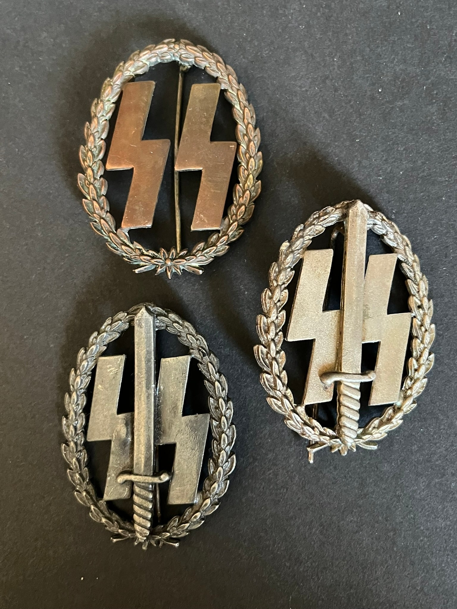 ALLEMAGNE 1933 - 1945 REPRODUCTION. Germany 1933 1945 reproduction: Reproductions lot de 3 pieces Insigne des sports classe argent de la SS Hollandaise le meme classe bronze -crochet absent- un autre exemplaires sans glaive pour blesses de guerre. Reproductions lot