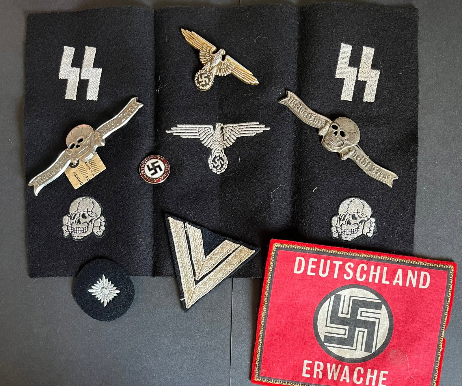 ALLEMAGNE 1933 - 1945 REPRODUCTION. Germany 1933 1945 reproduction: Reproductions lot de 8 pieces 2 barrettes pour la tenue de gala des officiers SS Aigle de casquette SS Insigne emaille de membre du NSDAP 2 insignes de manche de grade Waffen SS fanion uniface env 19