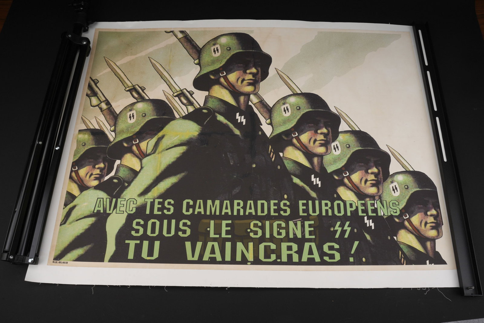 Reproduction affiche SS. Reproduction SS poster.: Reproduction d affiche de la SS francaise avec tes camarades europeens. Affiche en couleur, entoilee. Belle reproduction. Dimensions 70 x 100 cm. A noter une certaine usure et patine de la piece.