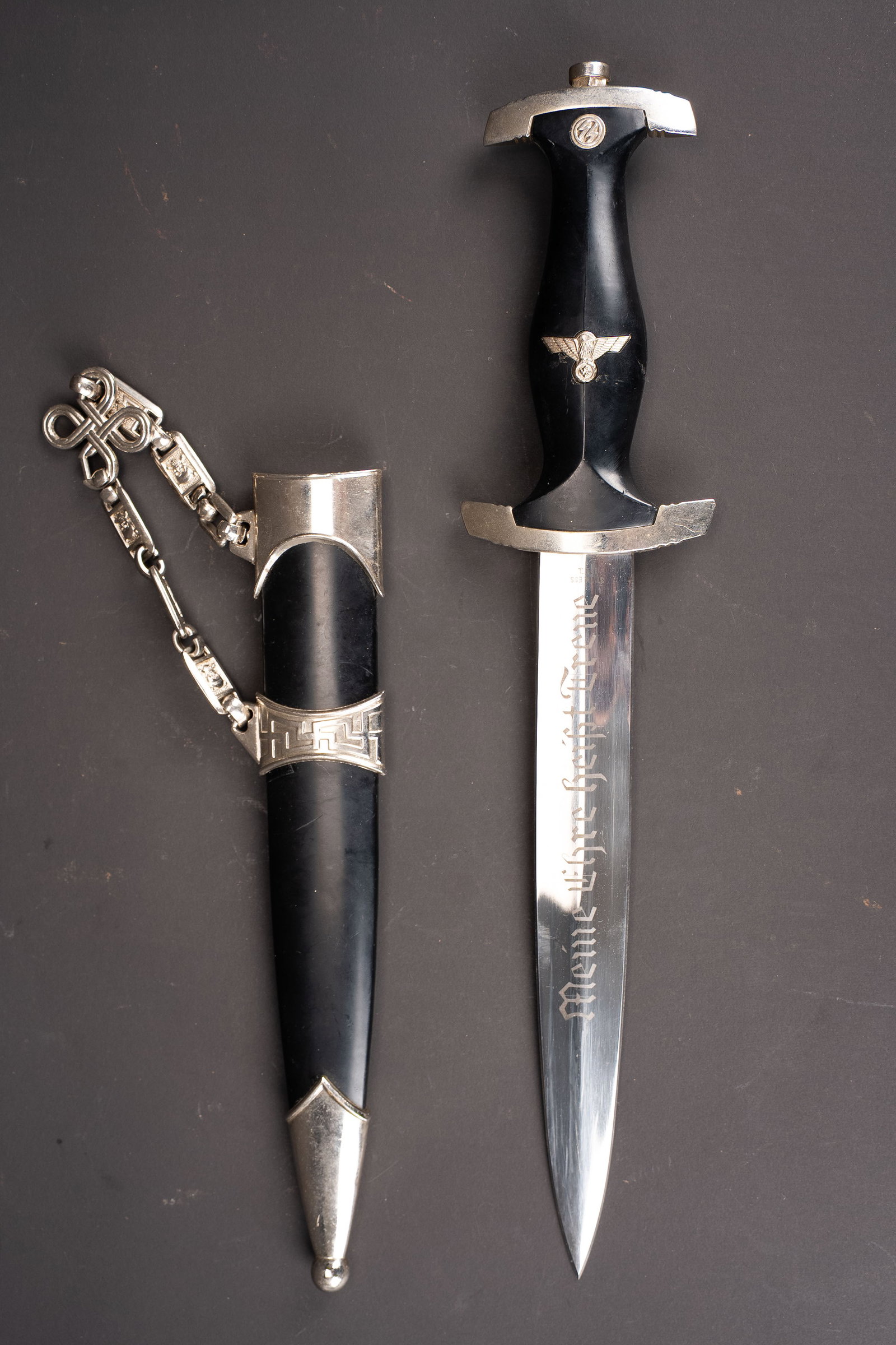 Reproduction de dague a chainette. Reproduction chained dagger. (1 of 4)