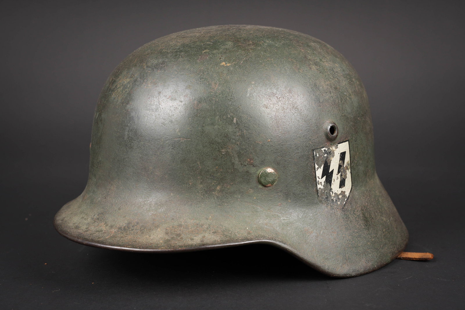 Reproduction de casque SS. Reproduction SS helmet.: Reproduction de casque SS. Coque de casque M-40, fabrication SE64, numero de lot 1132. Coiffe en cuir et jugulaire, sont des reproductions. Cerclage d origine. Peinture a 70%. L insigne SS est une