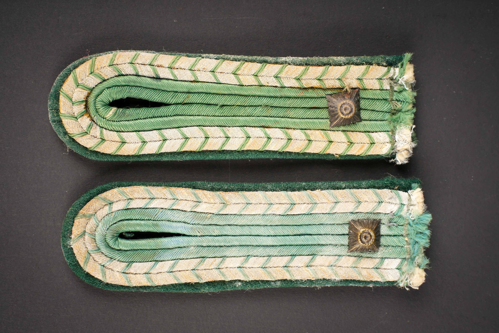 Pattes d epaule de l administration. Administrative shoulder boards.: Pattes d epaule de l administration. Paire homogene, un clou de grade. Une patte d epaule semble etre plus decoloree par le soleil. A noter une certaine usure et patine des pieces, ainsi que quelques 
