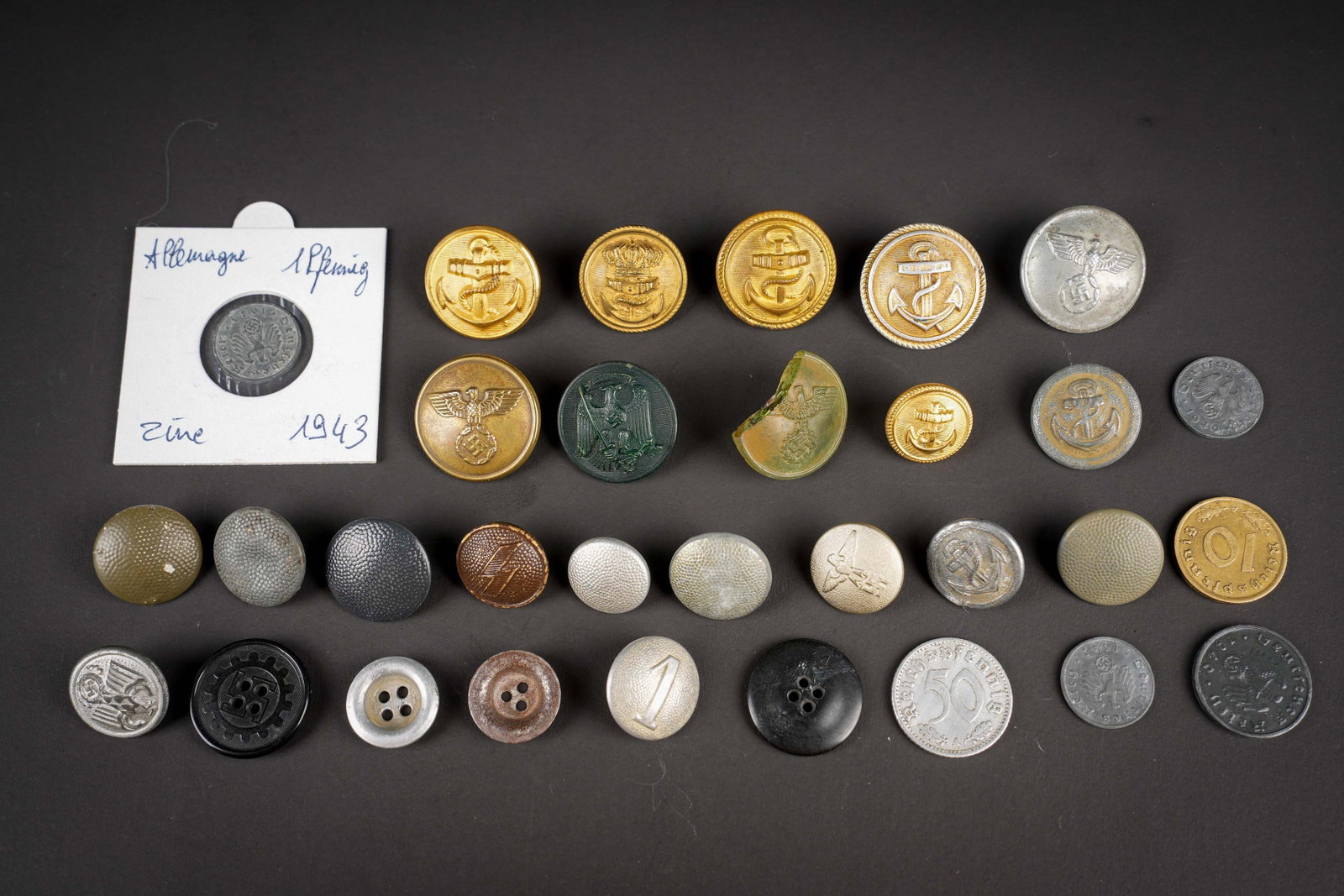 Boutons allemand. German buttons.: Boutons allemand. 25 boutons de divers modele. Un bouton est casse. Toutes les attaches sont presentes. A noter une certaine usure et patine des pieces. Etat II+. German buttons. Lot of 25 assorted