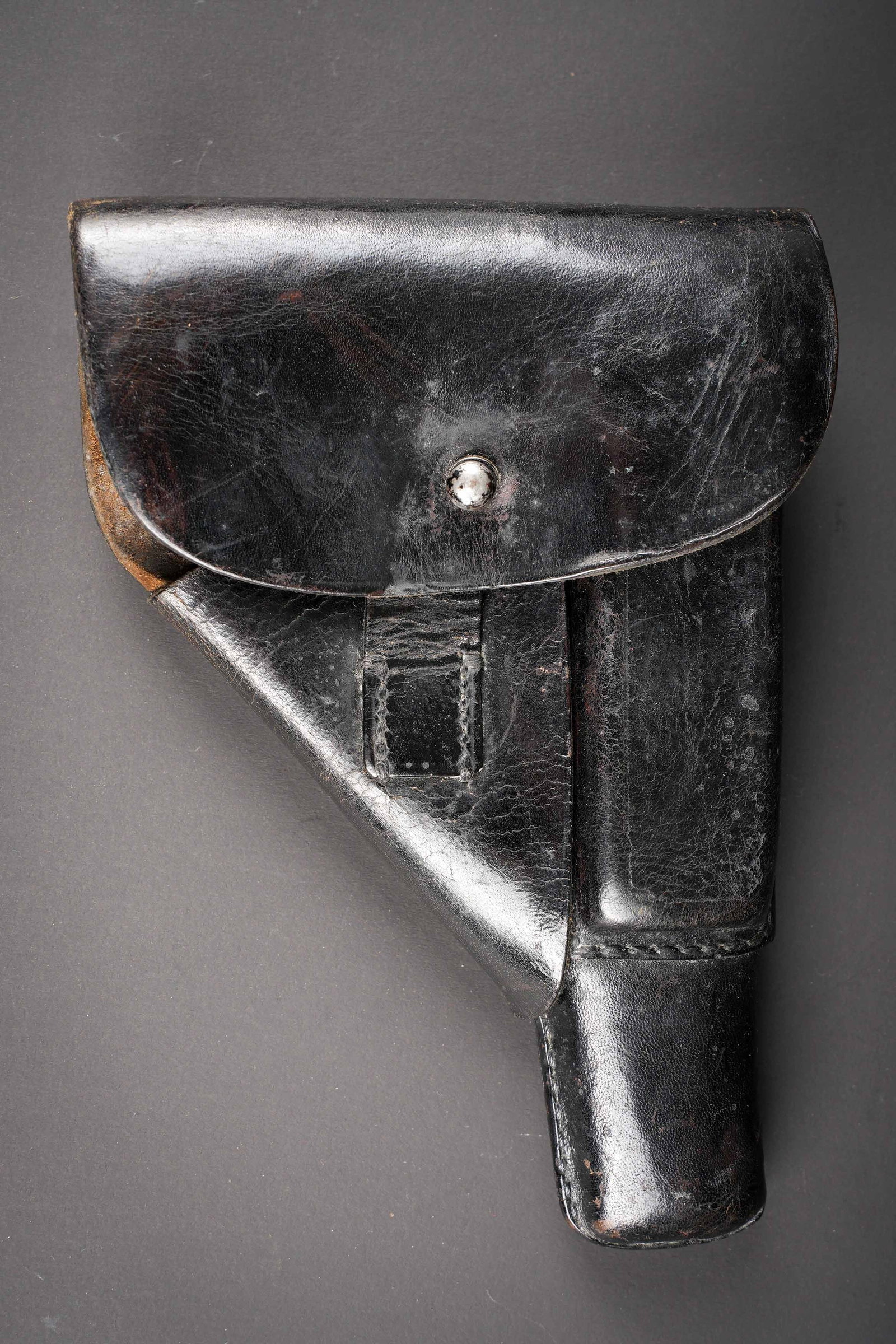 Holster de pistolet allemand. German pistol holster.: Holster de pistolet allemand. En epais cuir noir. Attache complete. Marquages sous la fermeture CJN 42. Reste de marquage SA ER H a l interieur du holster. Rajout au dos d un crochet de fixation au
