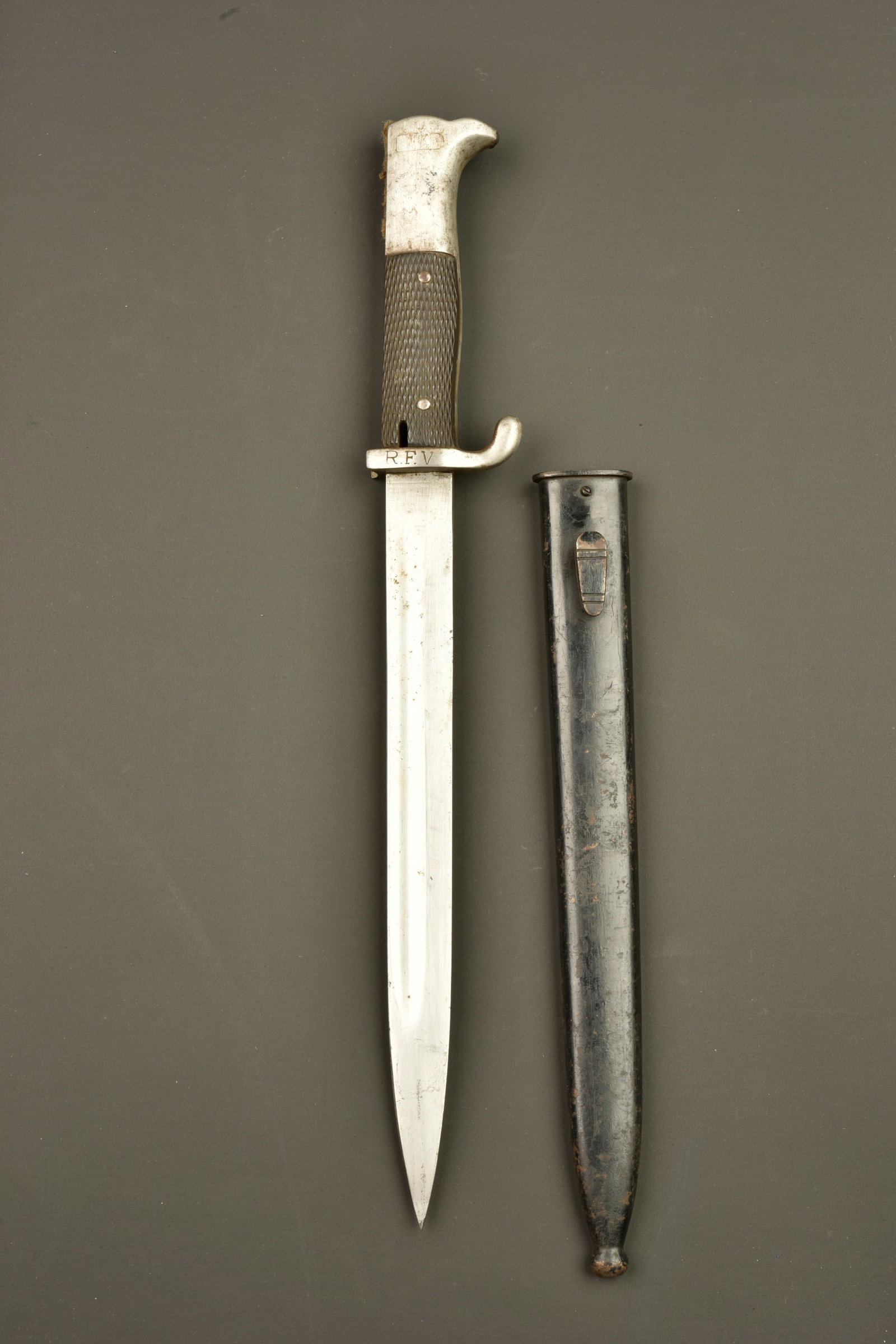 Baionnette KS98 du ReichsFinanzVerwaltung. KS98 bayonet of the ReichsFinanzVerwaltung.: Baionnette KS98 du ReichsFinanzVerwaltung. Belle lame du fabricant Horster de Solingen. Croisiere marquee R.F.V. pour ReichsFinanzVerwaltung. Poignees quadrillees, pommeau en forme de tete d aigle,