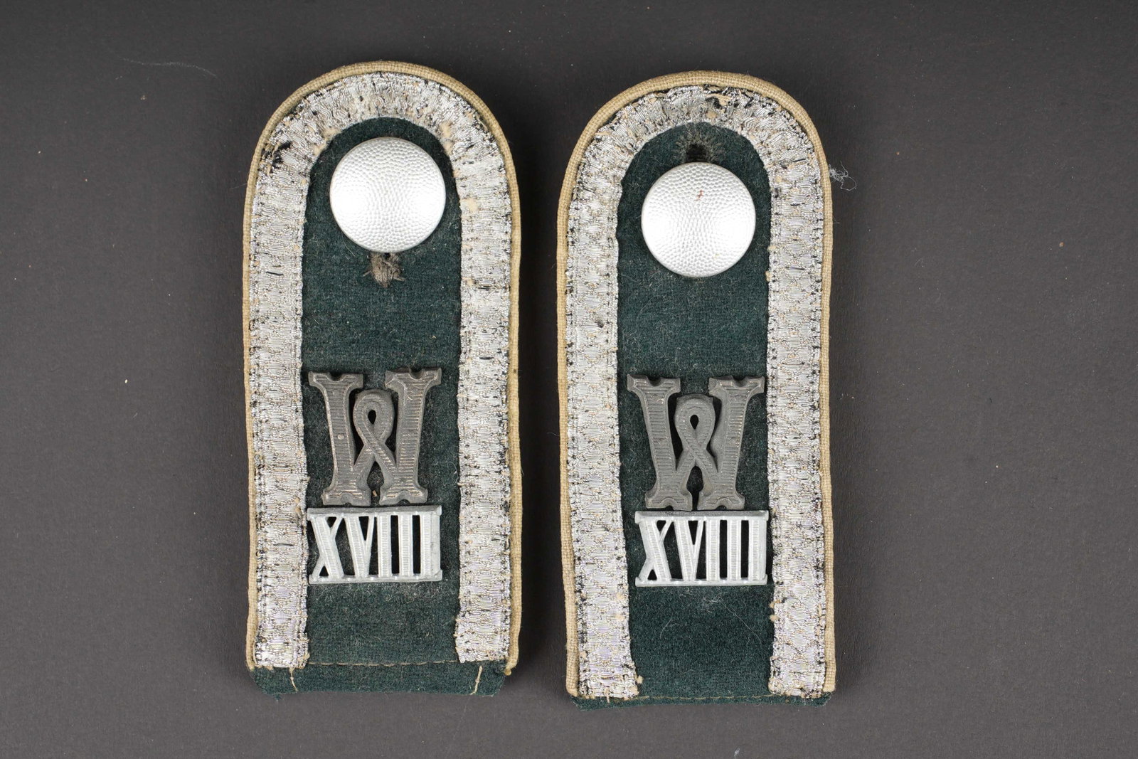 Pattes d epaule des services de recrutement. Recruitment service shoulder boards.: Pattes d epaule des services de recrutement. Paire homogene en drap vert. Lisere blanc de l infanterie. Lettrage W des services de recrutement, ainsi que les chiffre romain XVIII. Les boutons