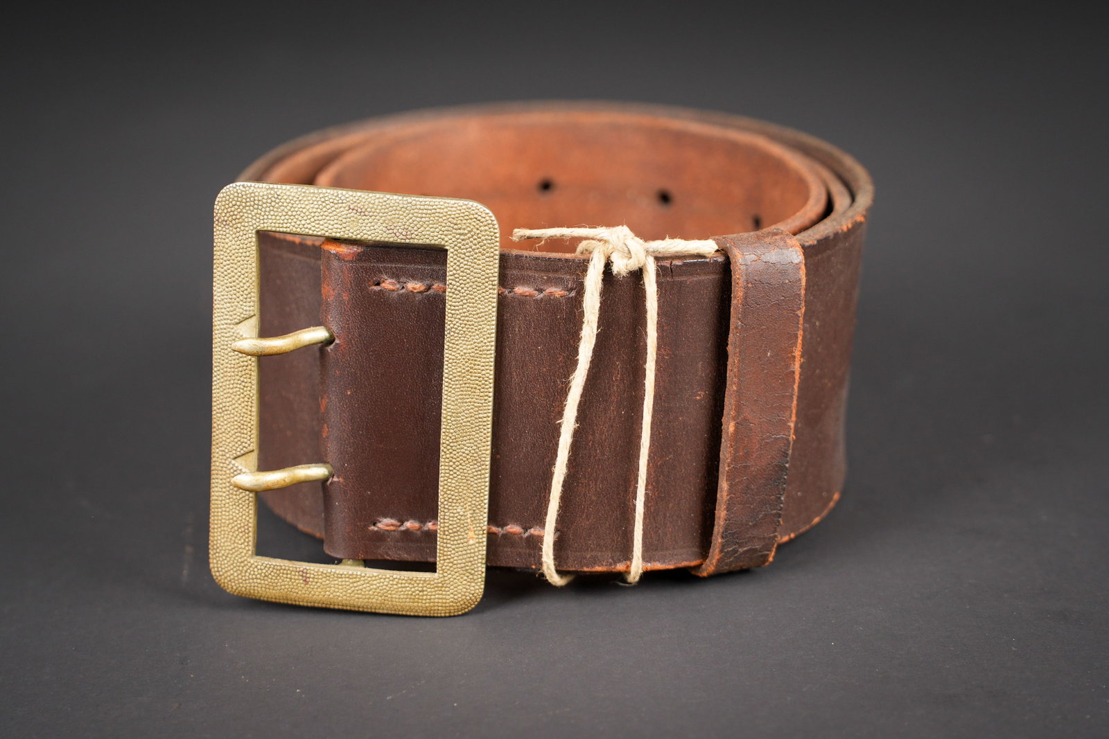Ceinturon de general allemand. German general belt.: Ceinturon general allemand. En cuir marron. Boucle en metal grenele a deux ardillons, couleur or. Cuir marque Kernstuck LH2189. A noter une certaine usure et patine de la piece. Etat II+. German