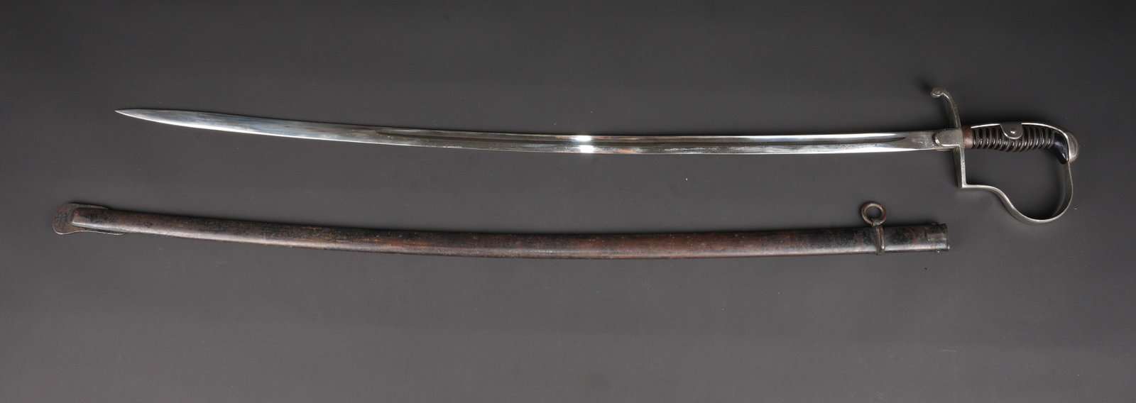 Epee allemande. German sword.: Epee allemande. Garnitures en metal nickele, quelques marques d oxydation visibles. Pommeau plat. Garde en tres bon etat. Poignee en bois noir, filigrane complet. Fourreau en metal, droit, peinture