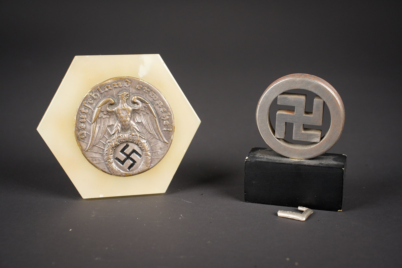 Decors de bureau allemand. German desk ornaments.: Decors de bureau allemand. Comprenant un insigne national en metal, sur son support en bois, hauteur 8 cm. Un medaillon en metal Deutschland erwache incruste sur un support en pierre. Socle en bois.