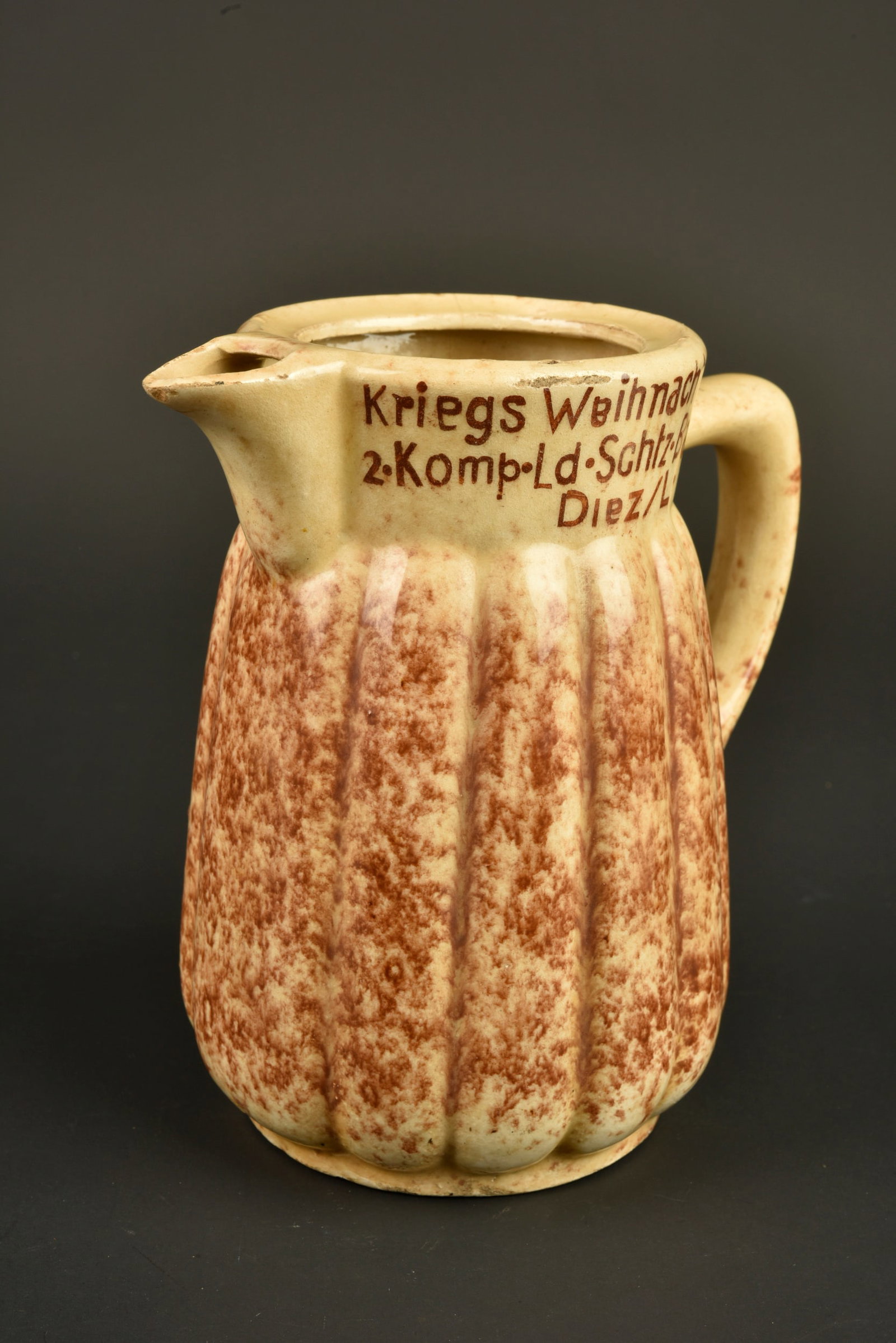 Cruche Weihnacht. Weihnacht mug.: Cruche Weihnacht. En ceramique brune. Anse complete, bec verseur en tres bon etat. Marquages sur le cote Kriegs Weihnacht 194? 2 Komp Ld Schutz Batl 786 Diez/L. Sans marquage fabricant visible.