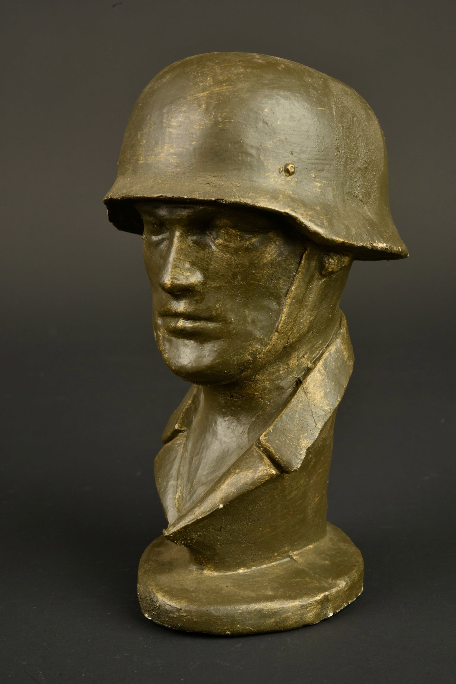 Buste d un soldat allemand. Bust of a German soldier.: Buste d un soldat allemand. En bronze creux et rempli de platre, belle patine realisee a la peinture. Signature de l artiste AR. Hauteur 23 cm. A noter une certaine usure et patine de la piece. Etat