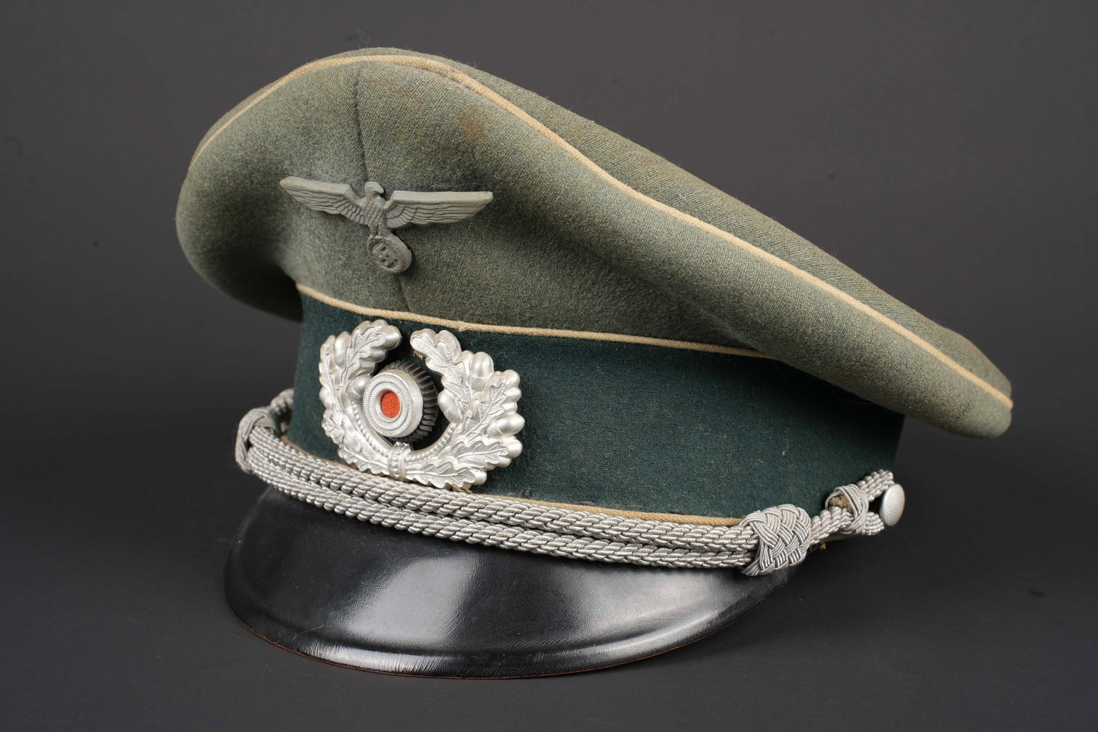 Casquette officier WH. German Wehrmacht officer cap.: Casquette d officier d infanterie WH. En gabardine Feldgrau. Bandeau en drap vert. Triple lisere blanc de l infanterie. Insignes en metal, ils n ont pas ete demontes afin de verifier les attaches.