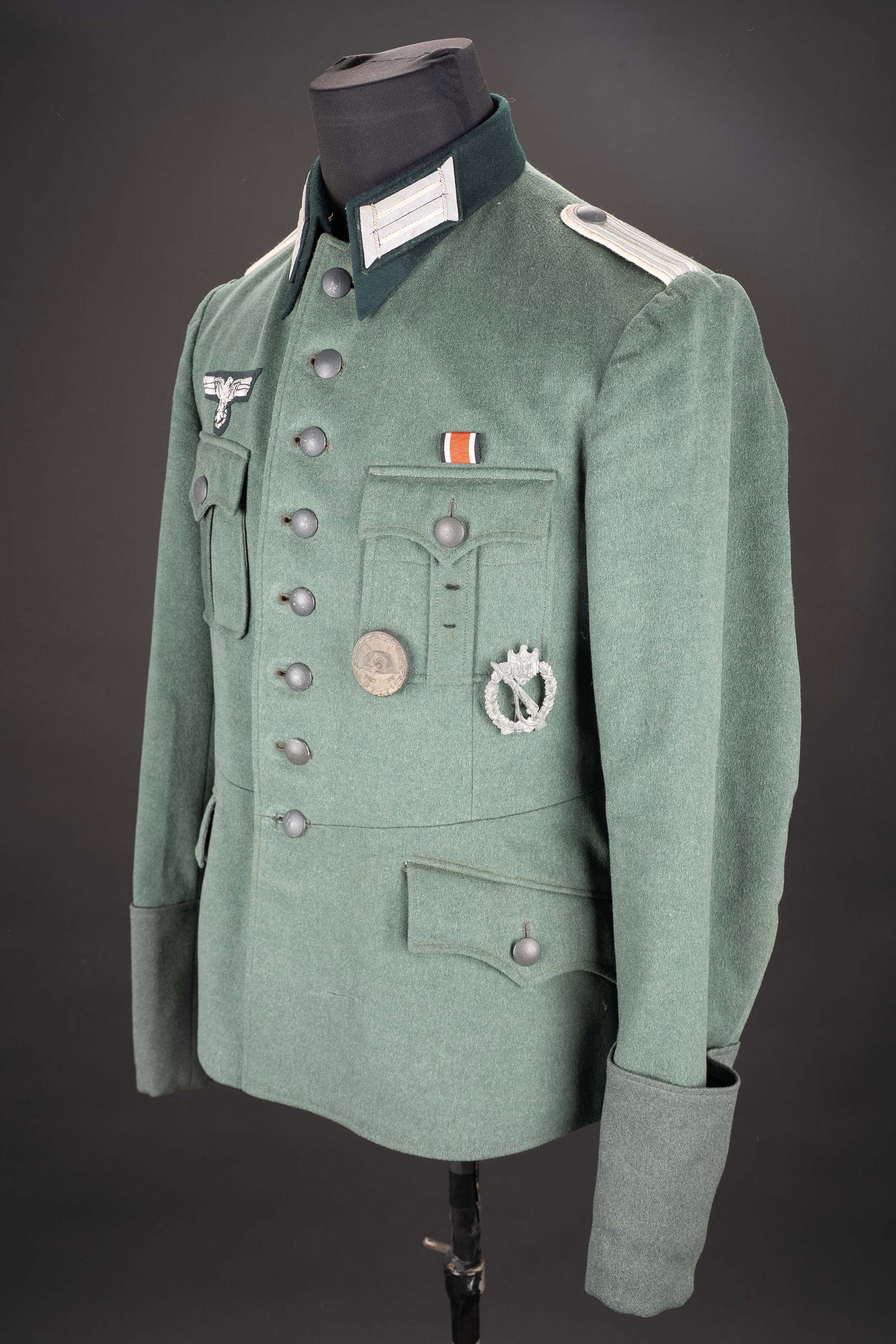 Vareuse officier allemand. German officer jacket.: Vareuse d officier allemand. En drap Feldgrau. Tous les boutons sont presents et majoritairement en couleur d origine. Ceux-ci ont une couleur plutot de la Luftwaffe. Col double en drap vert canard.