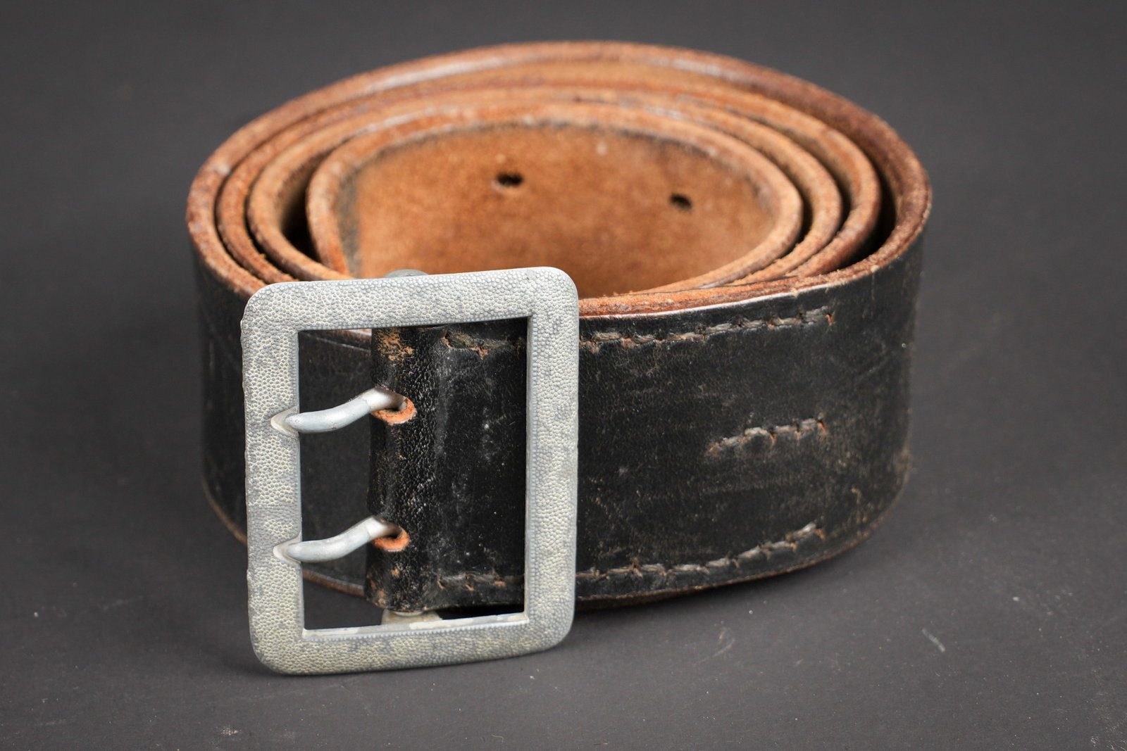 Ceinturon officier allemand. German Officer belt.: Ceinturon d officier allemand. En cuir noir. Boucle en metal grenele. Fabrication Haurich Dresden 1942. Taille 110. Nombreuses perforation de reglage visible. A noter une certaine usure et patine de