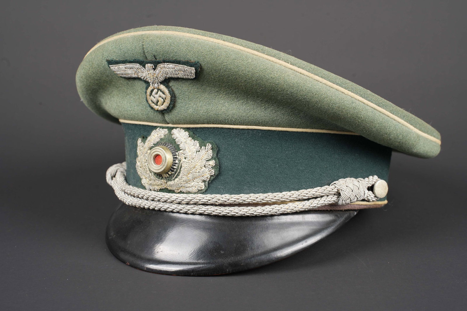 Casquette officier WH. German Wehrmacht officer cap.: Casquette d officier d infanterie WH. En drap Feldgrau. Bandeau en drap vert. Triple lisere blanc de l infanterie. Insignes en cannetille argent, et cocarde metallique. Insignes fortement oxydes.