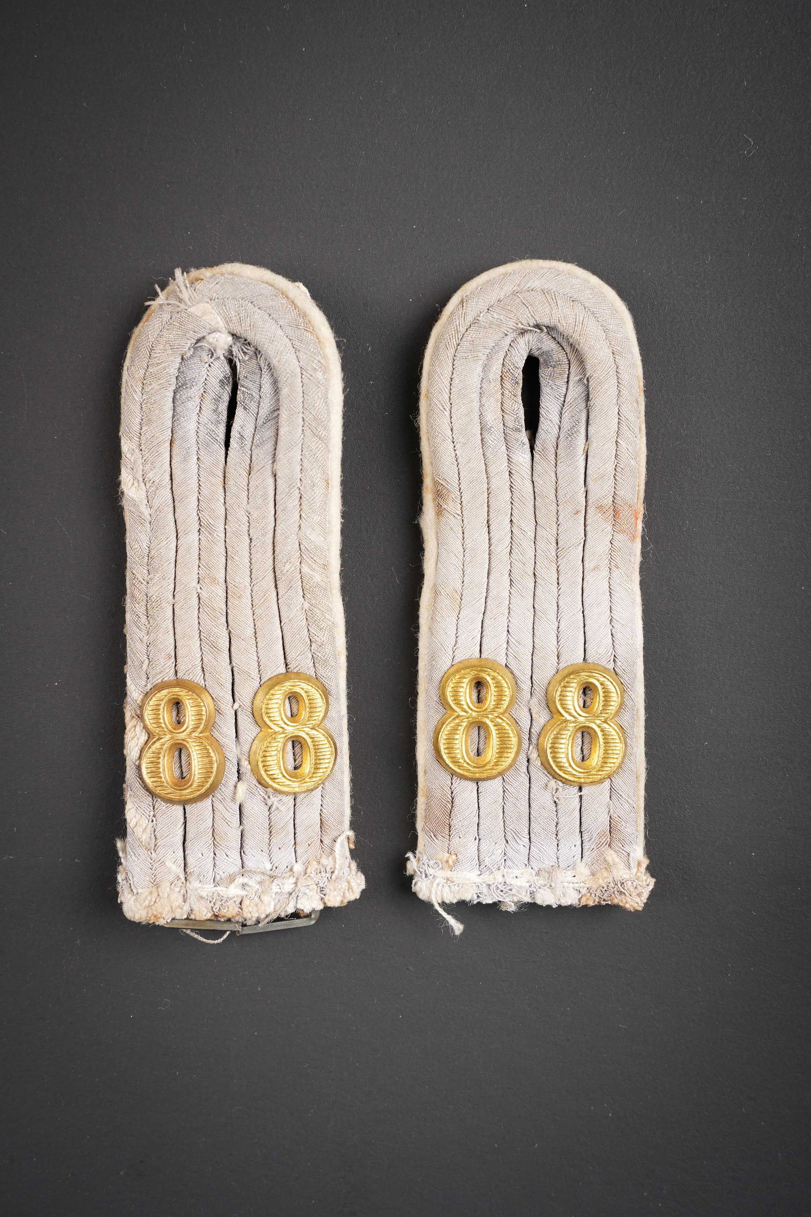 Patte d epaule officier Heer. German Heer officer shoulder tabs.: Patte d epaule d officier du 88eme regiment d infanterie de la Heer. Paire homogene au grade de Leutnant, lisere blanc de l infanterie. Chiffre 88 dores. Visiblement demontees d une vareuse. Plateau