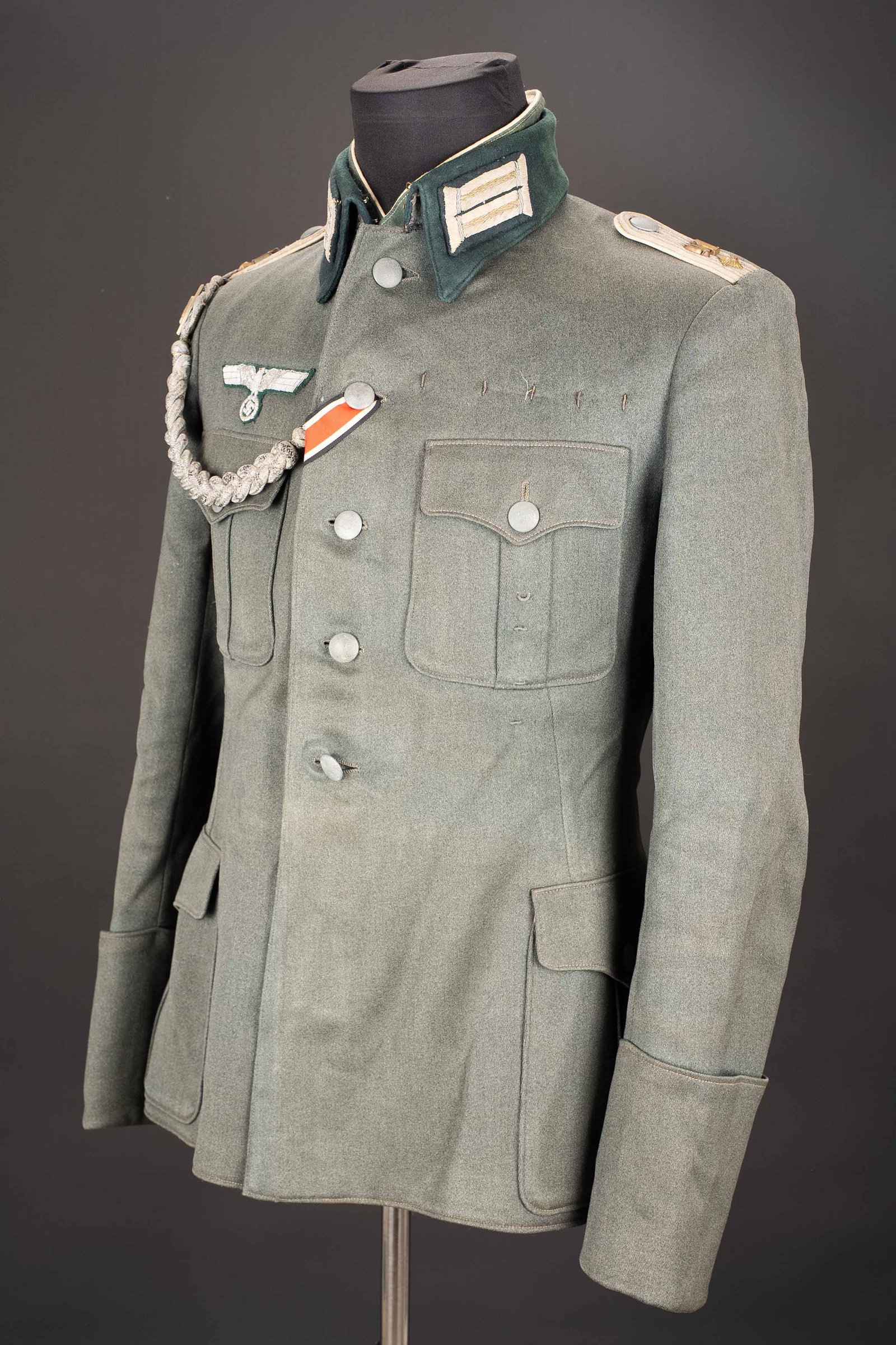 Vareuse d officier allemand. German officer jacket.: Vareuse d officier allemand. En gabardine Feldgrau. Tous les boutons sont presents et majoritairement en couleur d origine. Pattes d epaule d Oberleutnant du 91eme Regiment d infanterie. Ruban de la