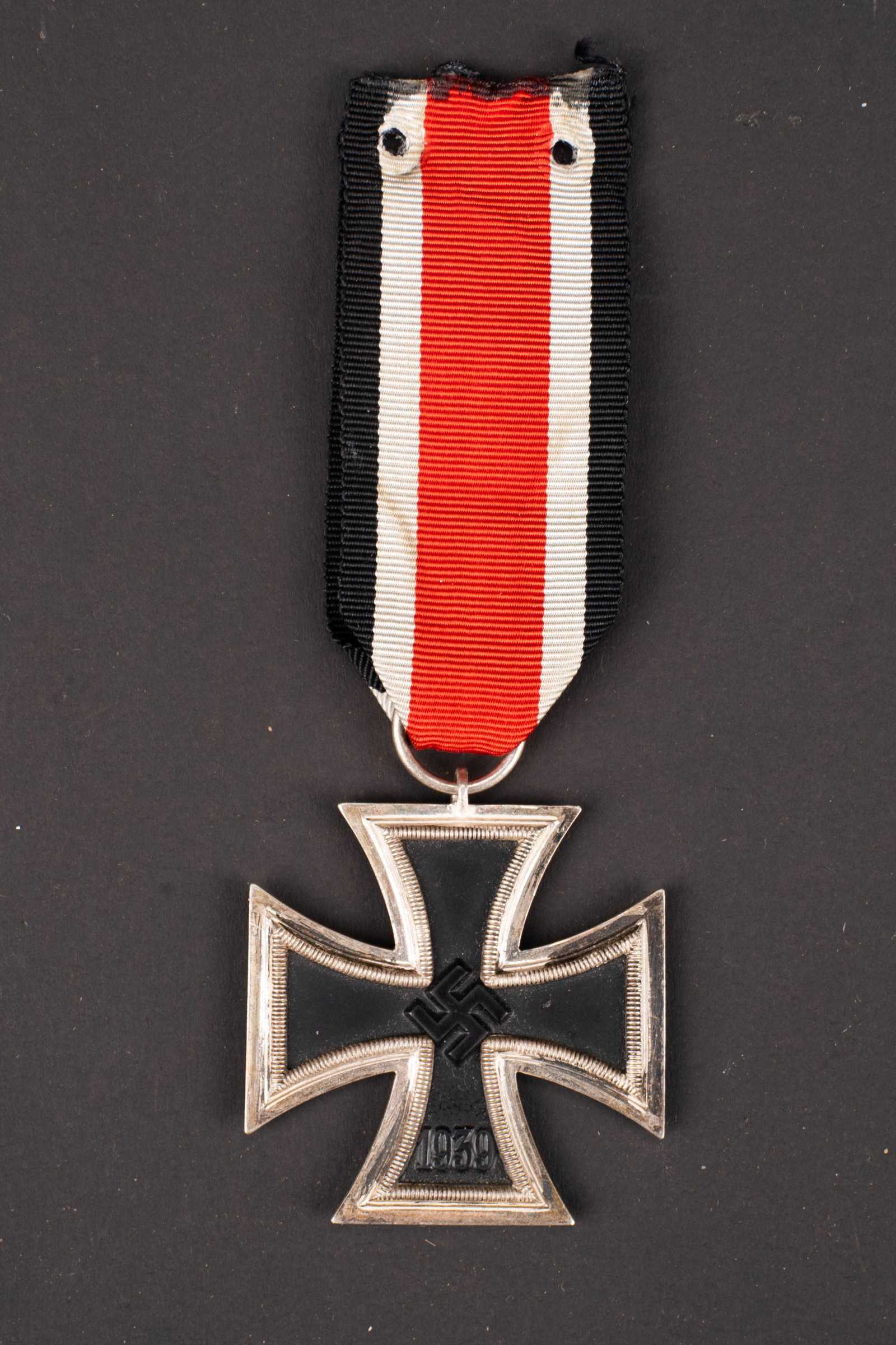 Croix de fer de seconde classe. German Iron cross.: Croix de fer de seconde classe. Fabrication en trois parties. Ruban complet, traces de colle au dos, ainsi que deux perforations. Reste de blanc de Berlin sur les bordures. Sans marquages visibles. A